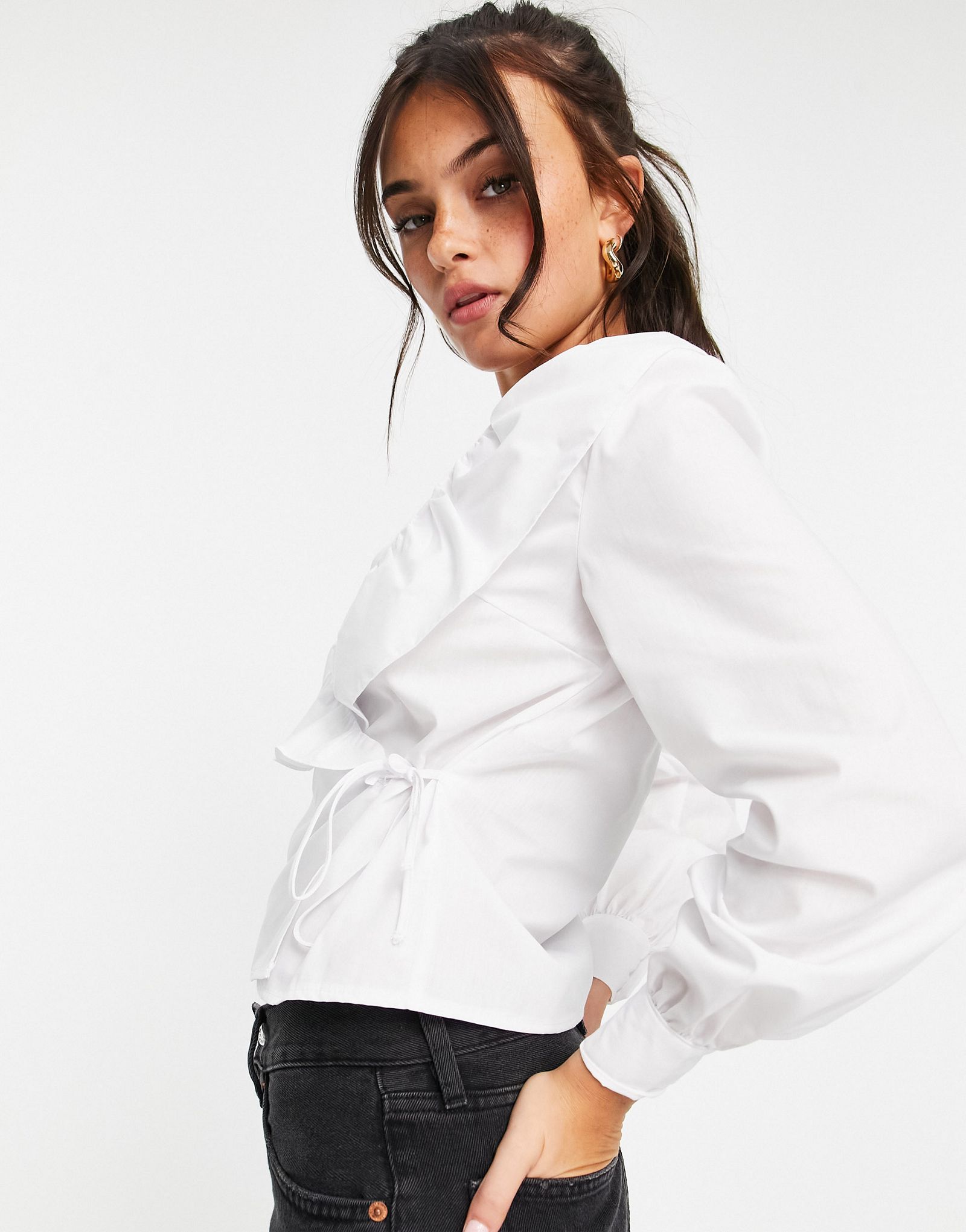 Блузка с запахом и оборками Miss Selfridge цвета слоновой кости 3190₽