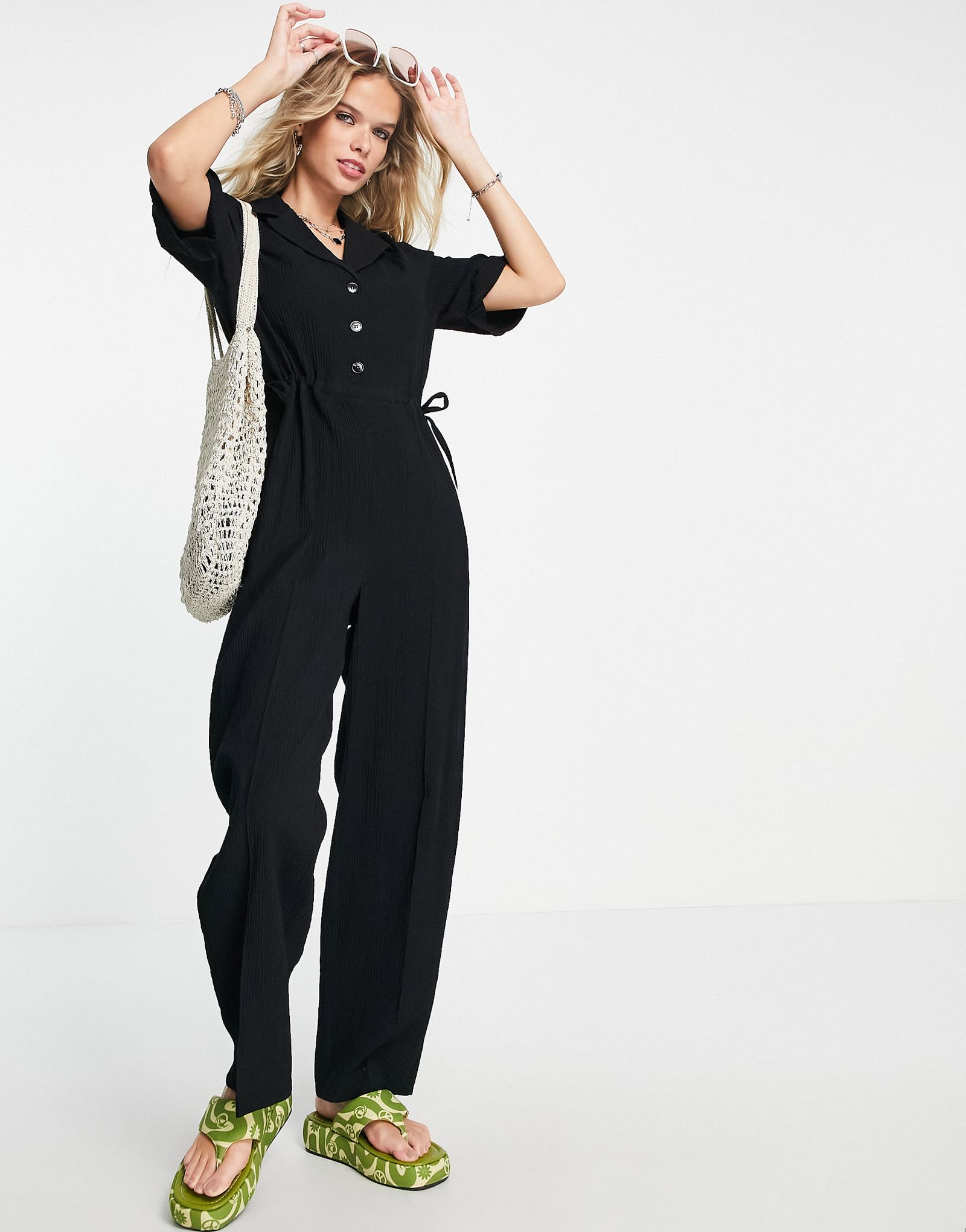 Черный комбинезон с фактурной пуговицей и кулиской Topshop 11490₽