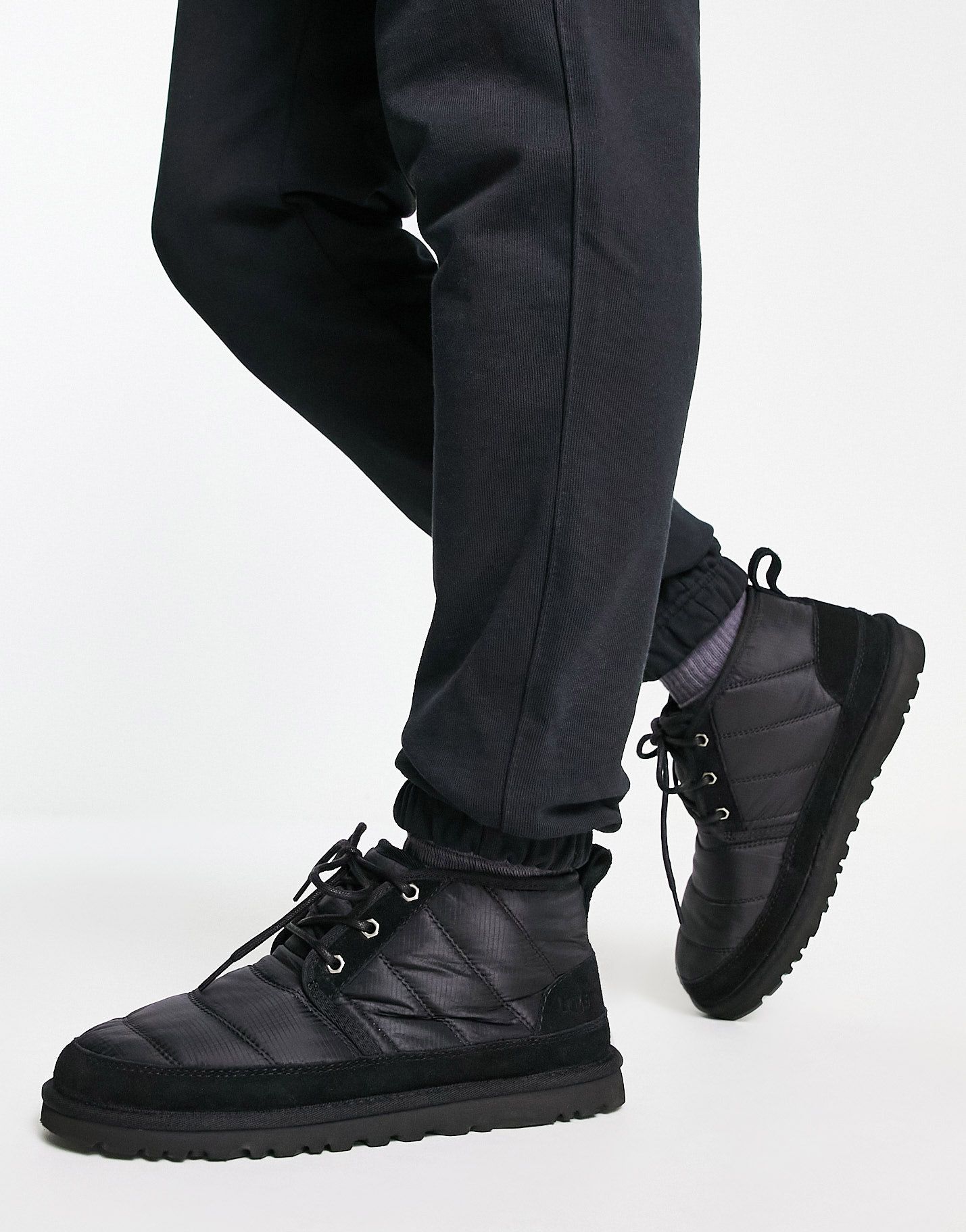 Черные стеганые ботинки Ugg Neumel Lta 27890₽