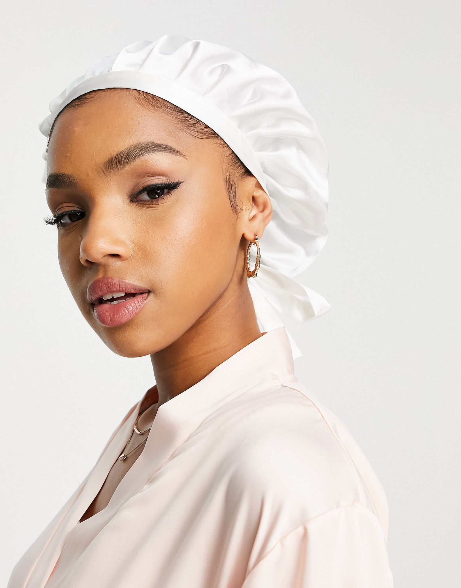 Белая атласная кепка Easilocks Classic Classic 3990₽