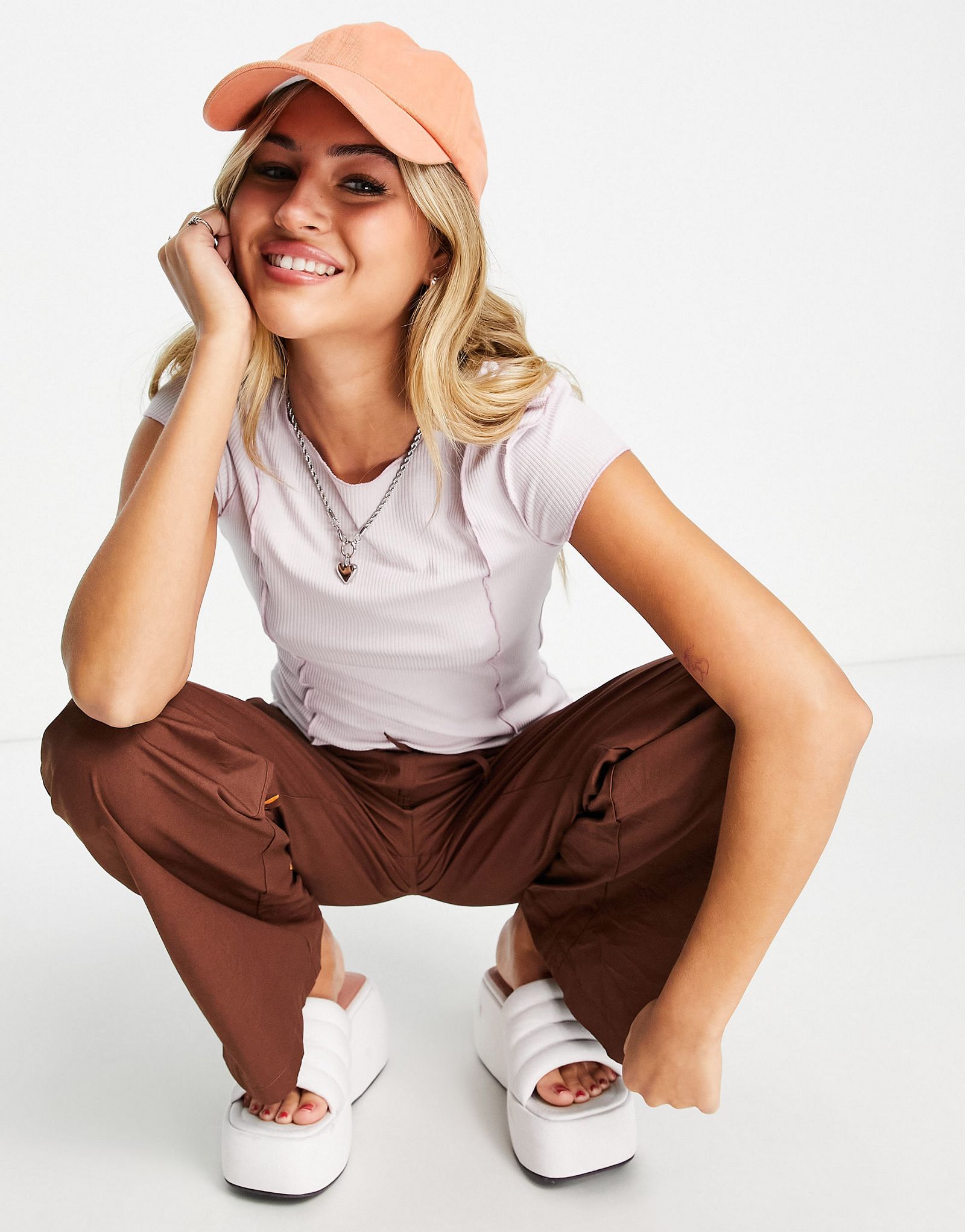 Футболка пыльно-розового цвета со свинцовыми швами Weekday 2390₽