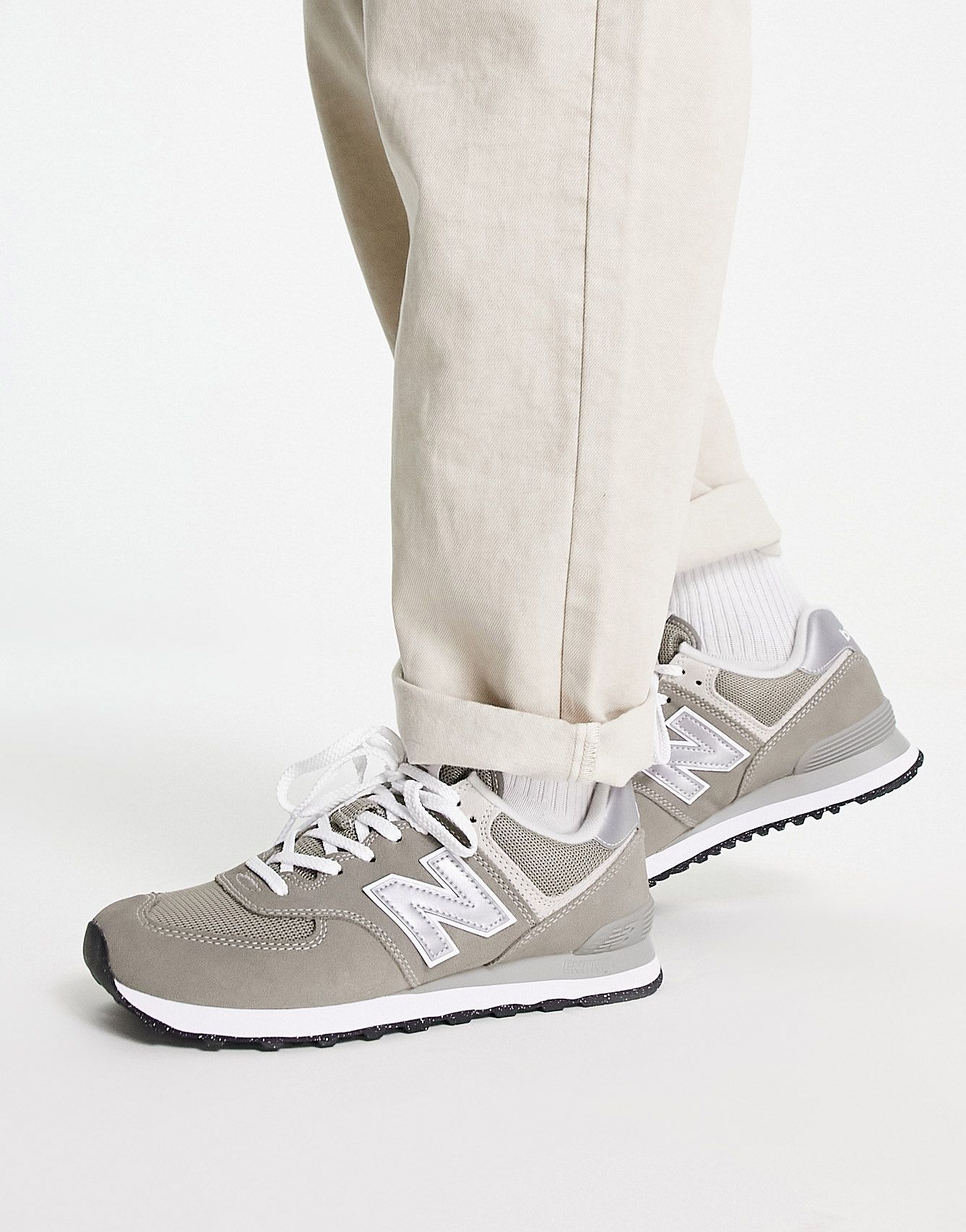 Серые кроссовки New Balance 574 15990₽