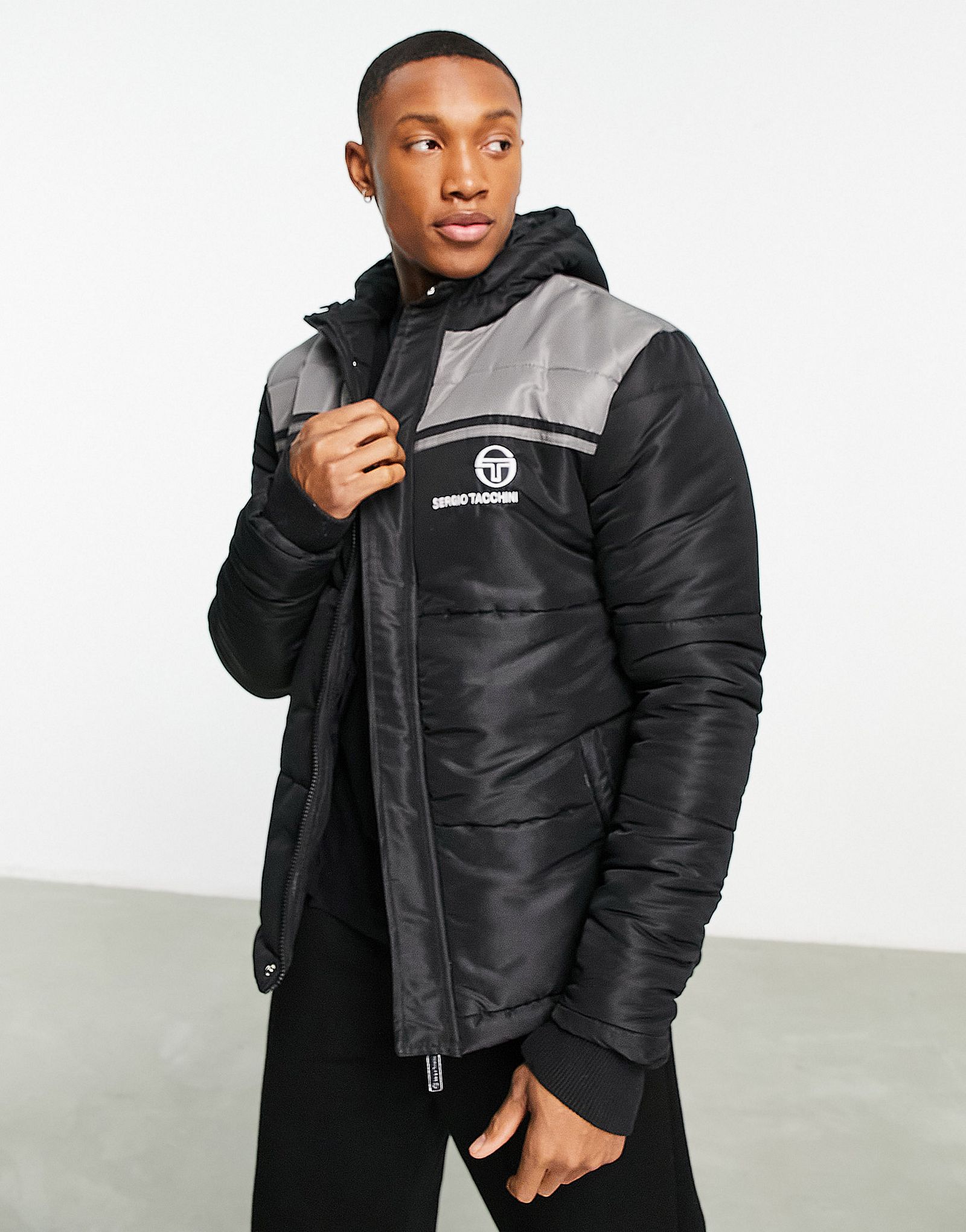 Черный пуховик с логотипом Sergio Tacchini