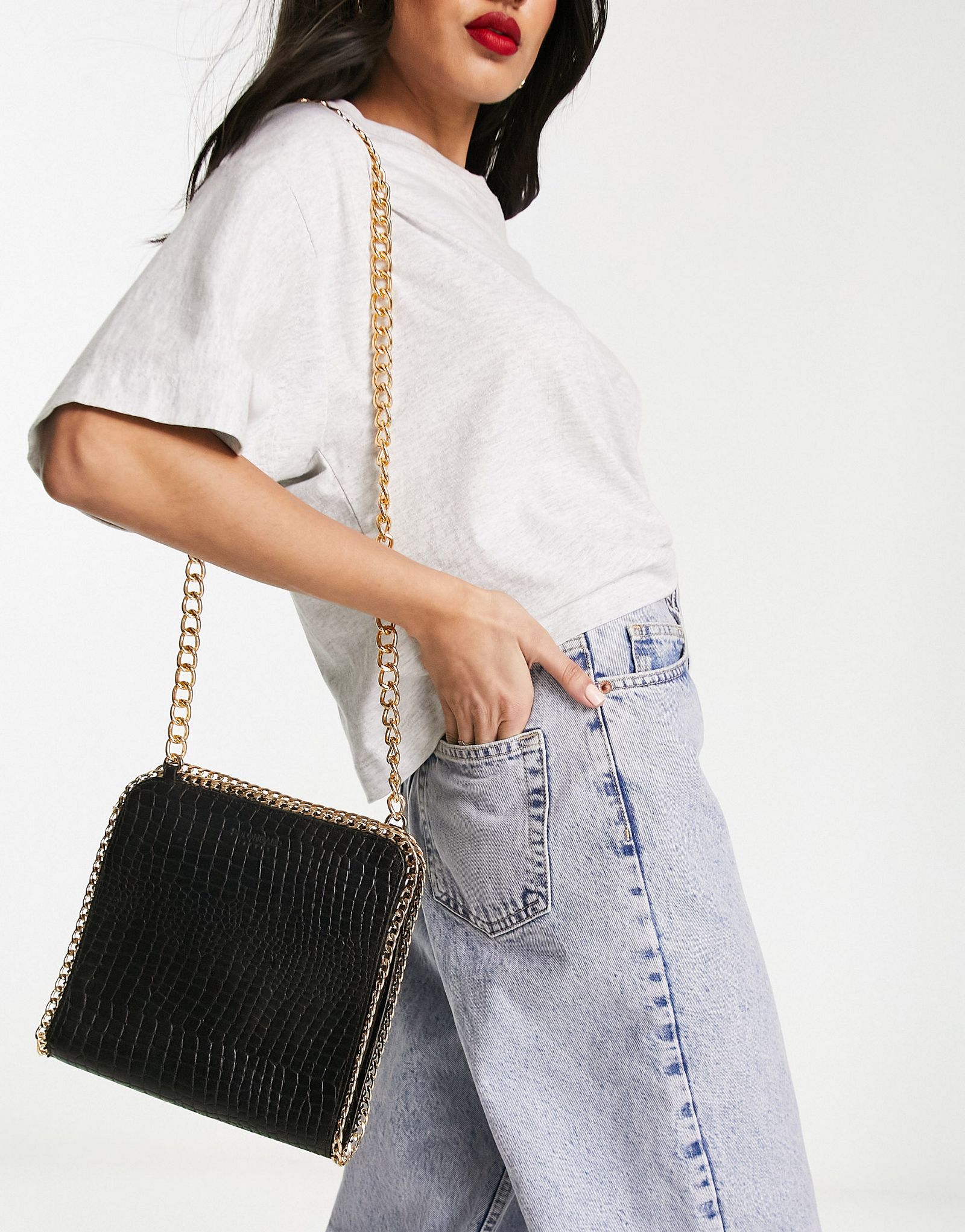 Черная сумка через плечо с ремешком-цепочкой Bolongaro Trevor из кожи крокодила 9690₽