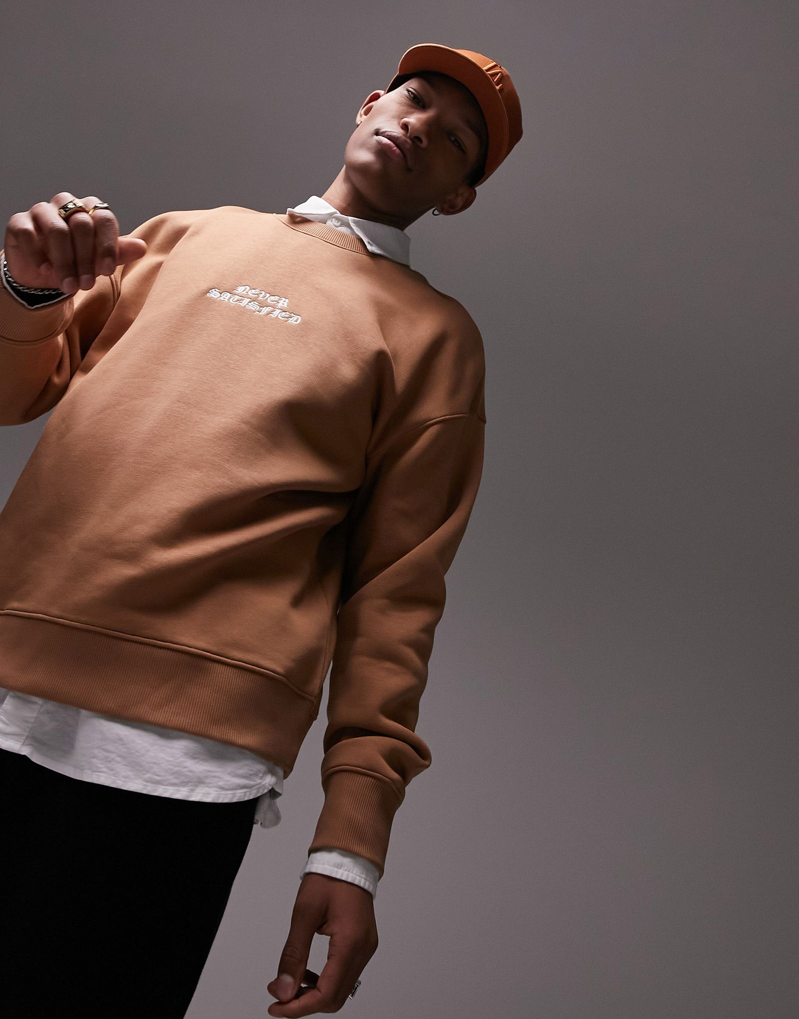 Коричневый оверсайз-свитшот Topman с готической вышивкой Неудовлетворенный 7490₽