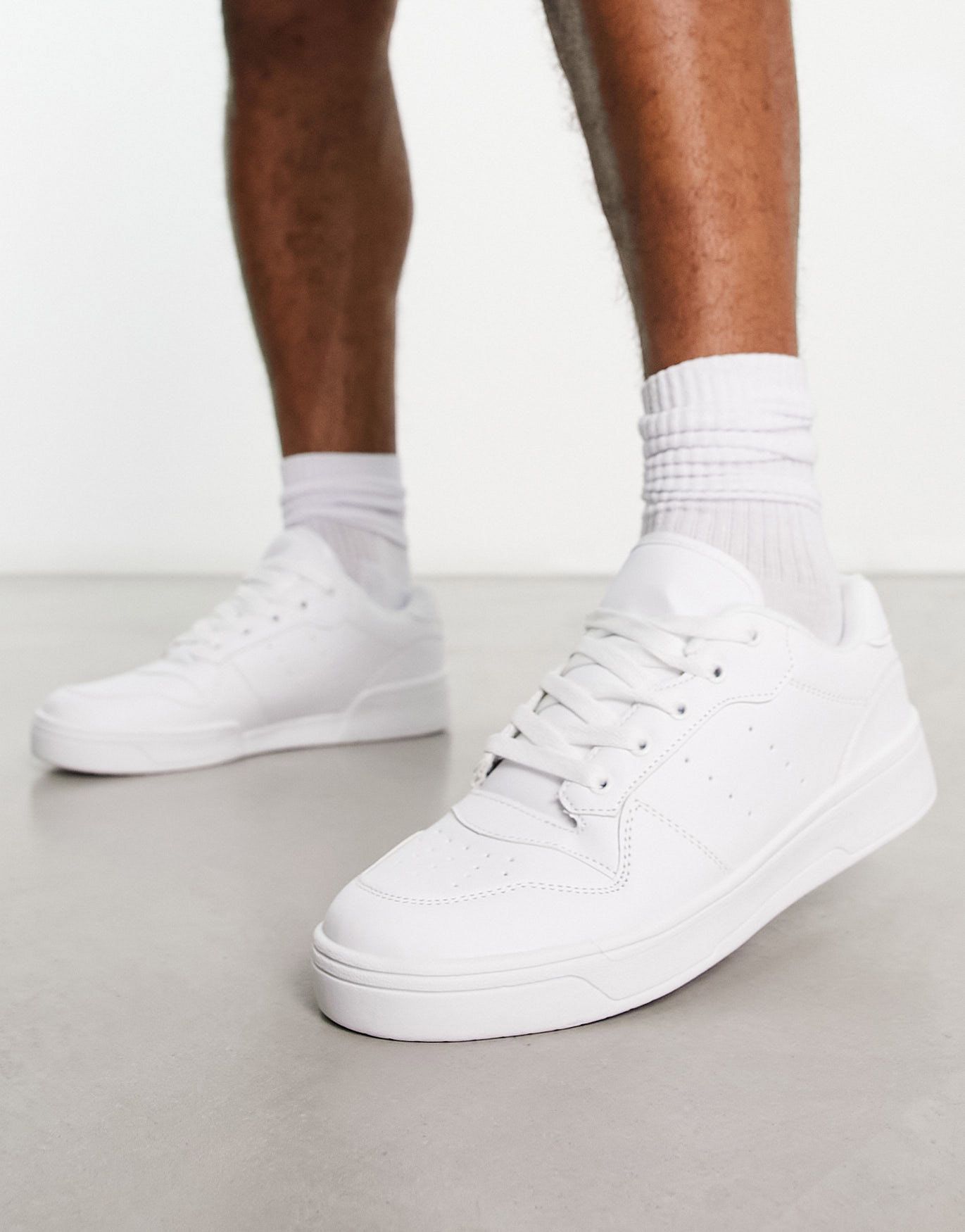 Белые кроссовки на шнуровке Truffle Collection 5990₽