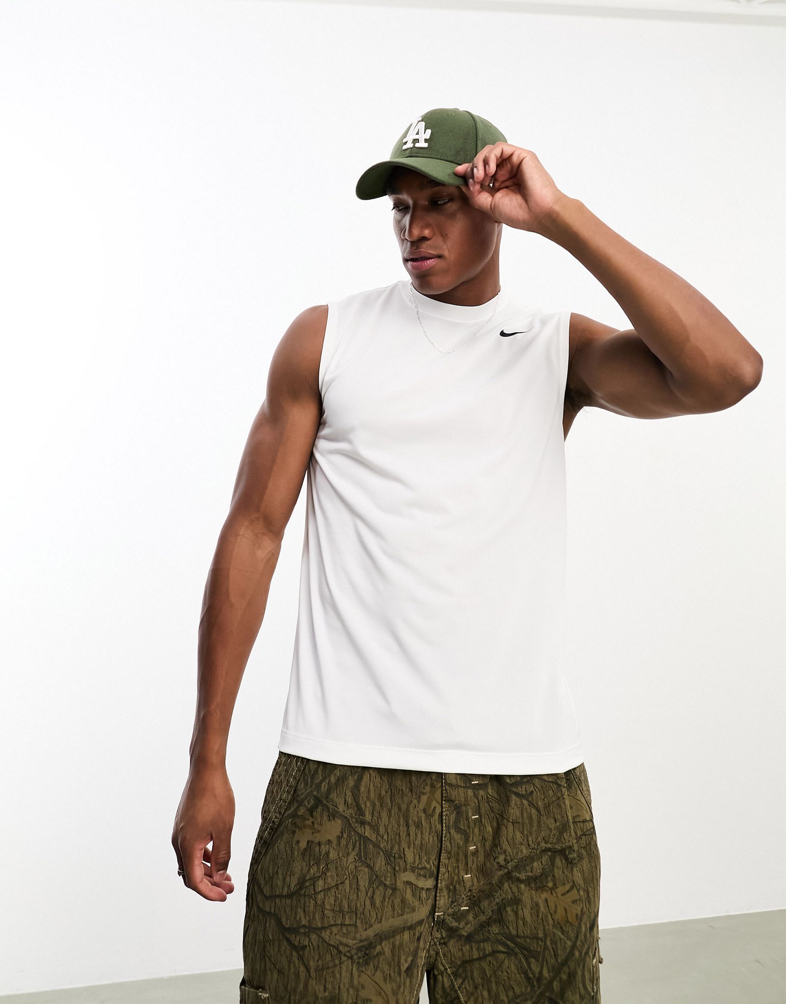 Белая майка Nike Training Dri-FIT 6390₽