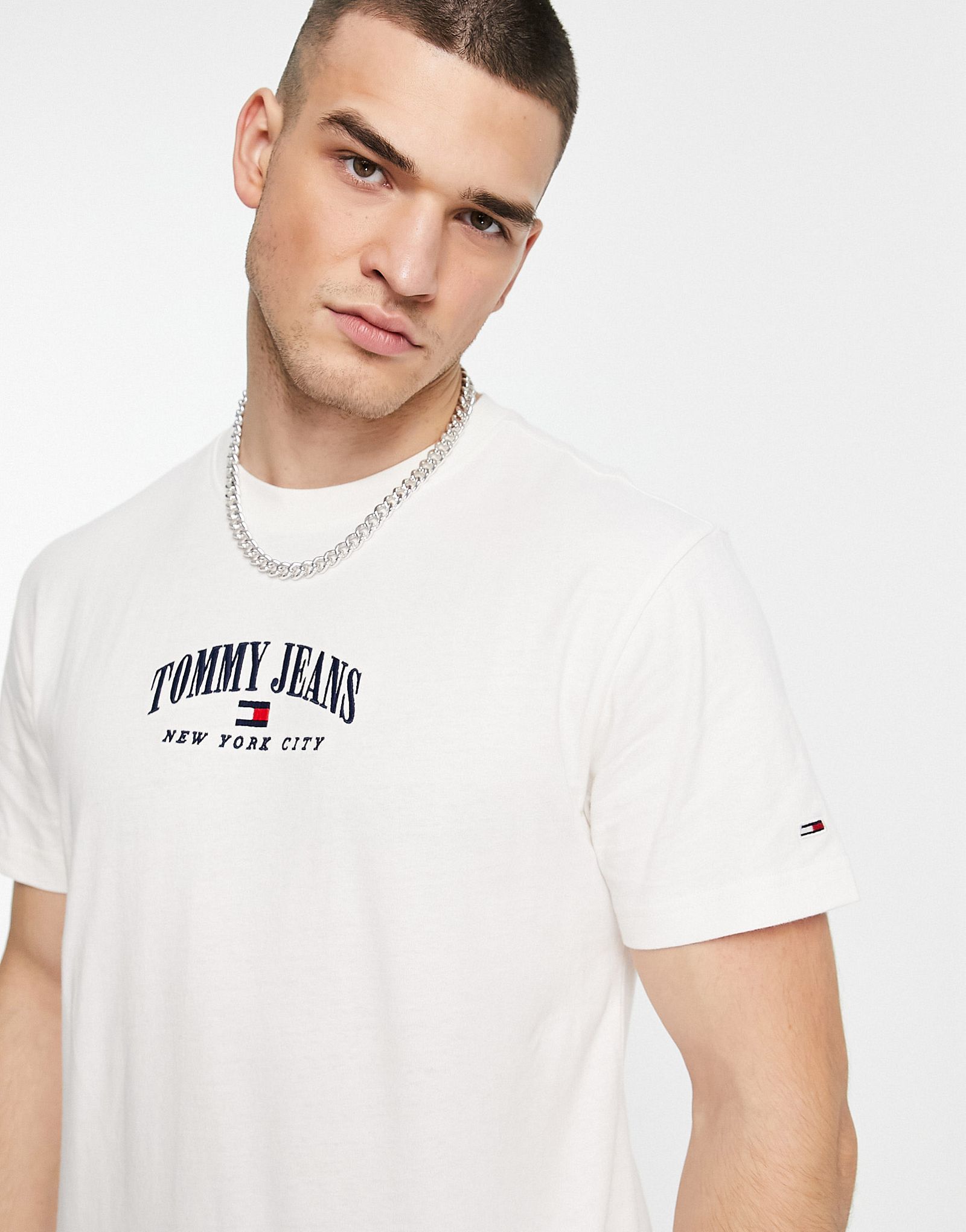 Белая хлопковая футболка классического кроя с логотипом Tommy Jeans 8790₽