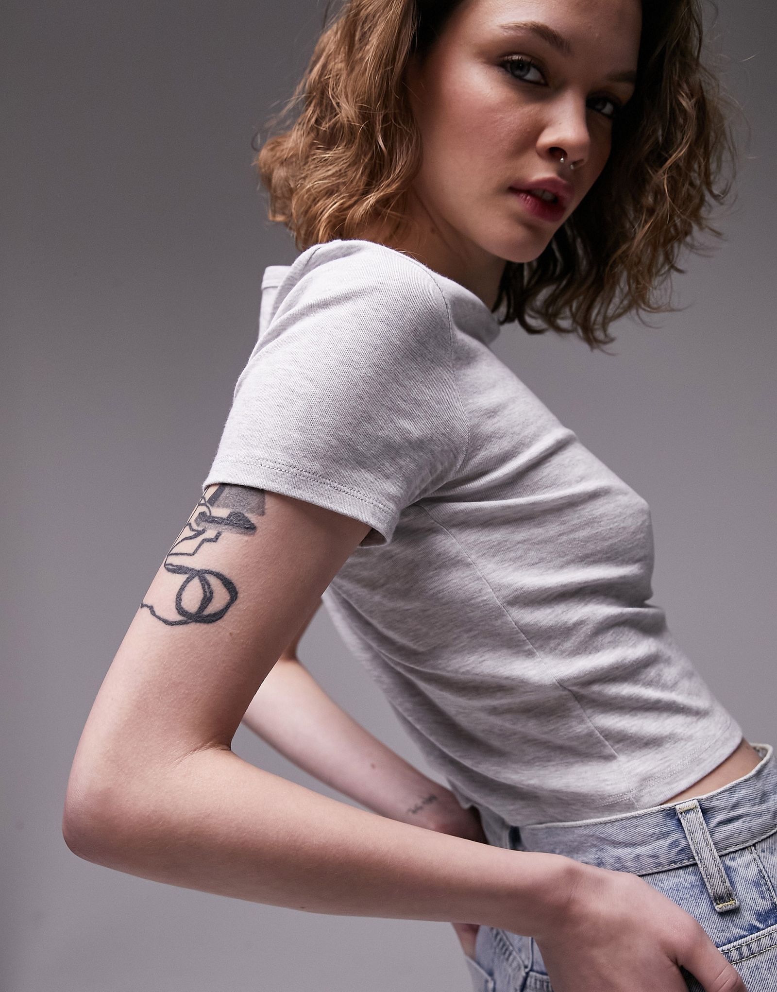 Серая повседневная футболка Topshop 3490₽