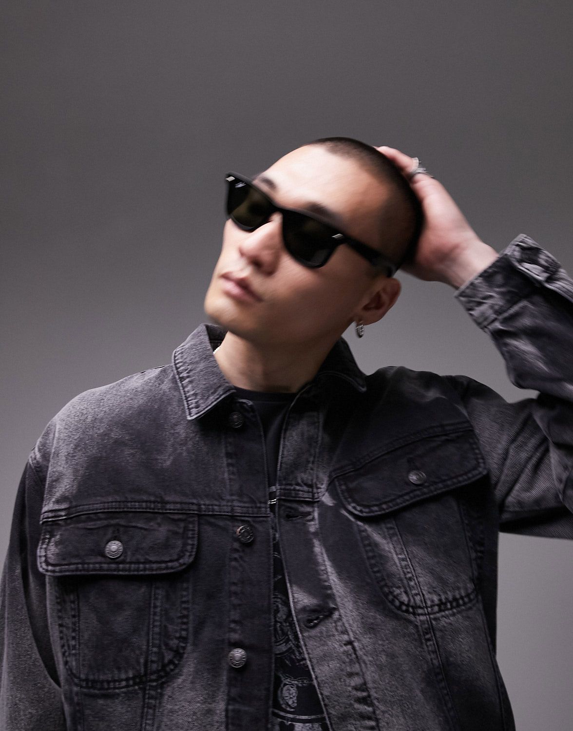 Черная джинсовая куртка оверсайз с прострочкой по всей поверхности Topman 16190₽