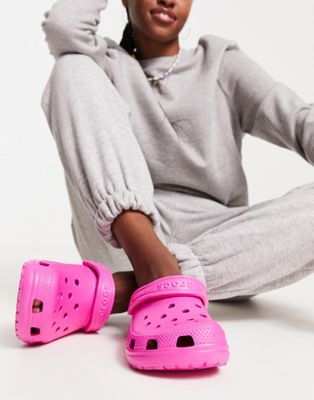 Классические сабо Crocs ярко-розового цвета