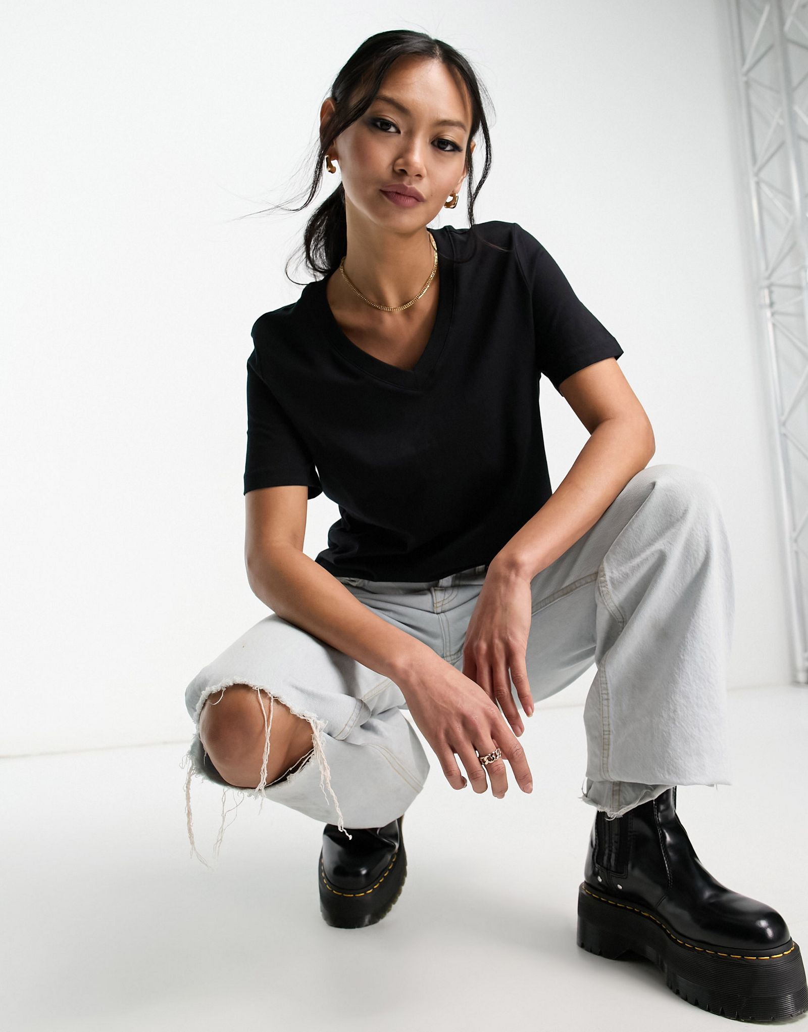 Черная футболка с v-образным вырезом и короткими рукавами Selected Femme 6690₽