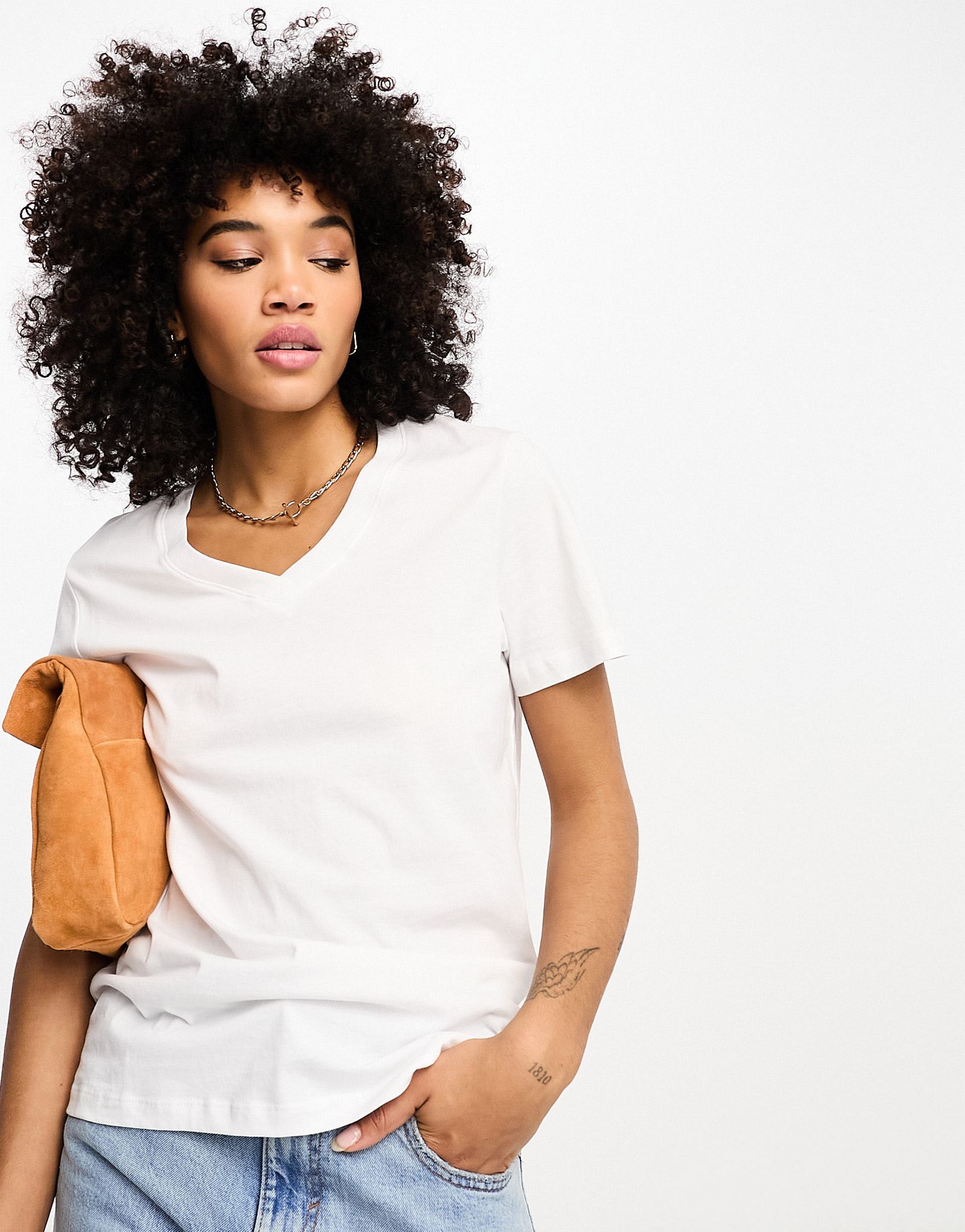 Белая футболка с v-образным вырезом и короткими рукавами Selected Femme 6290₽