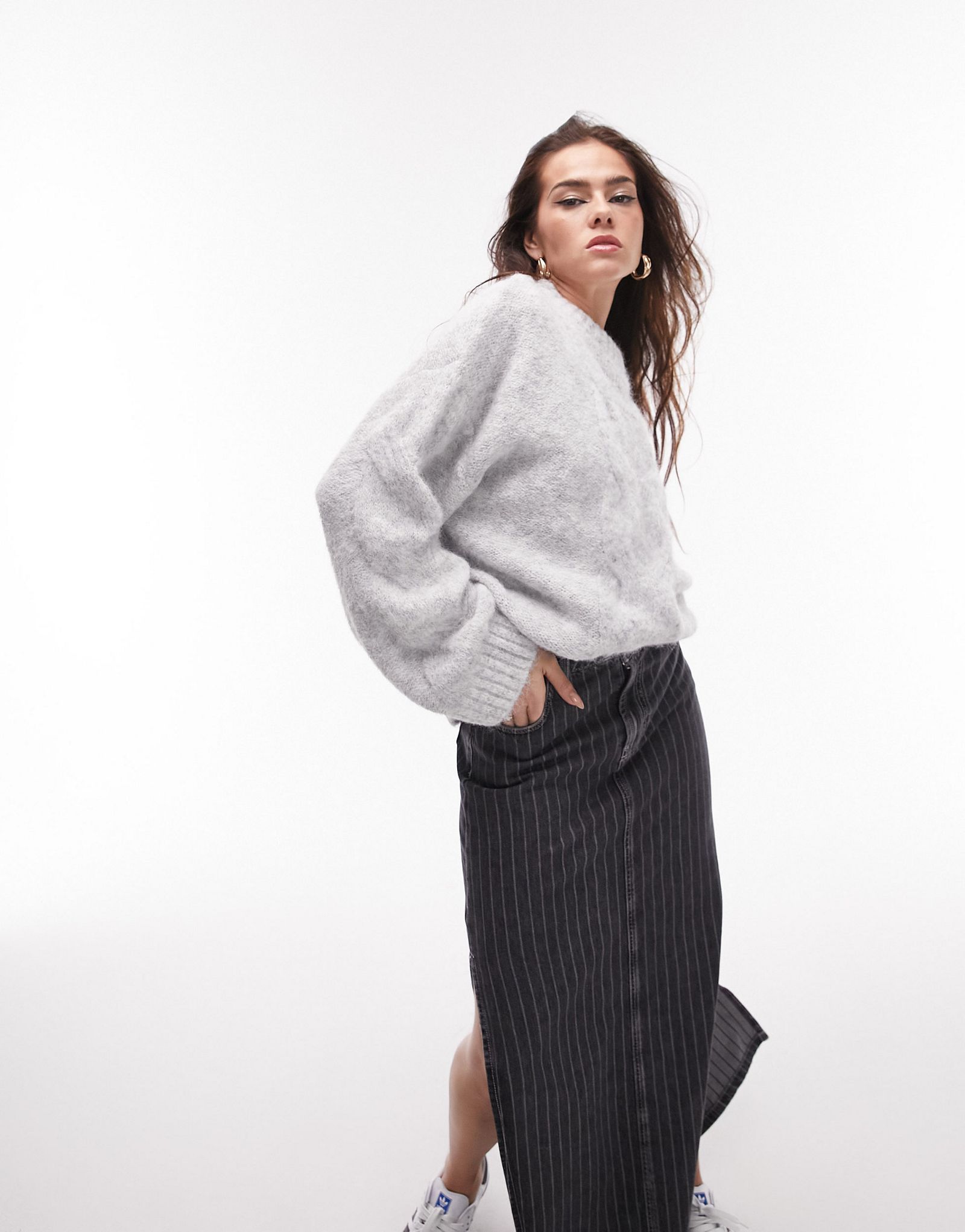 Серый пушистый свитер Topshop с косами 9990₽