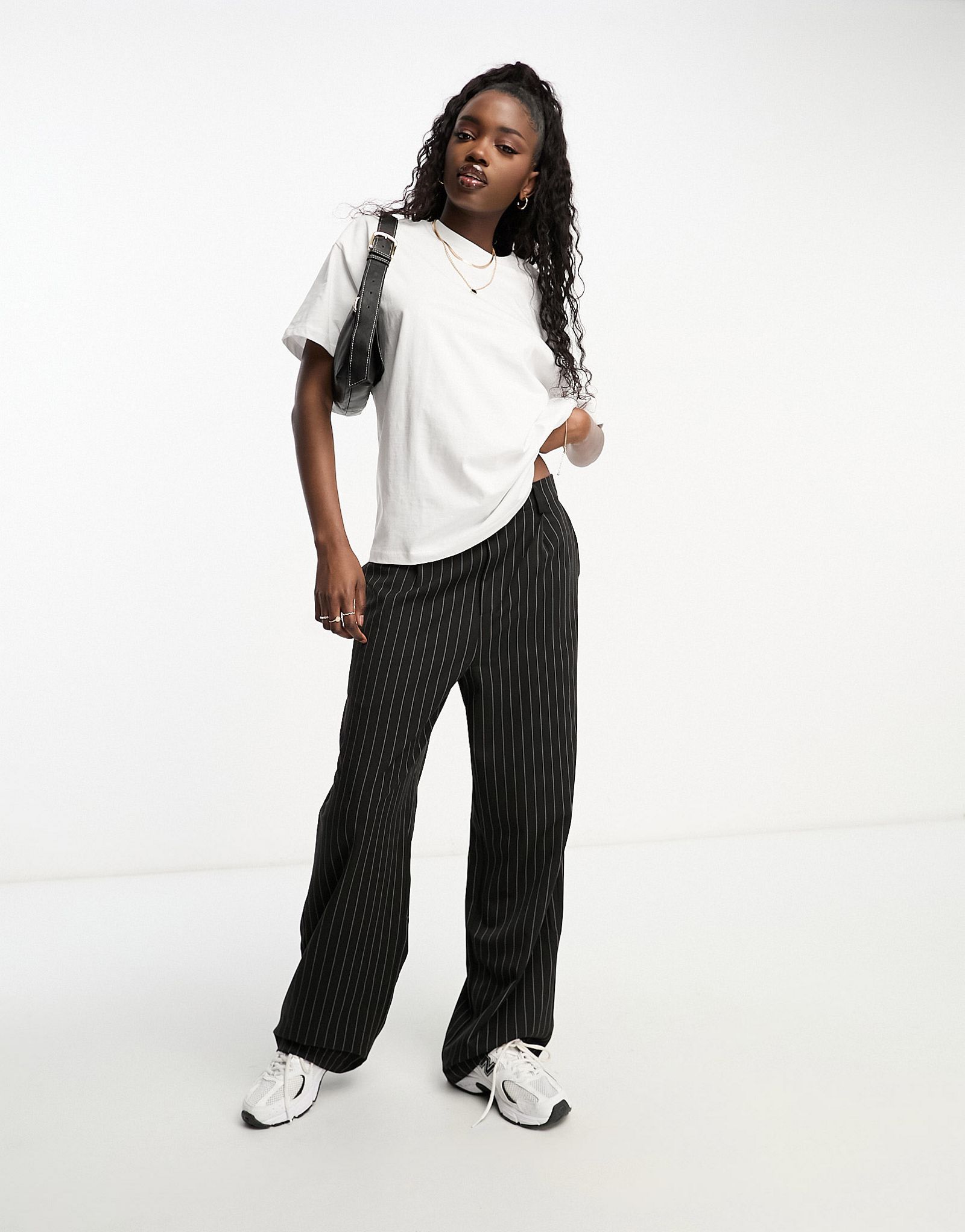 Белая футболка оверсайз Pull-Bear 2090₽