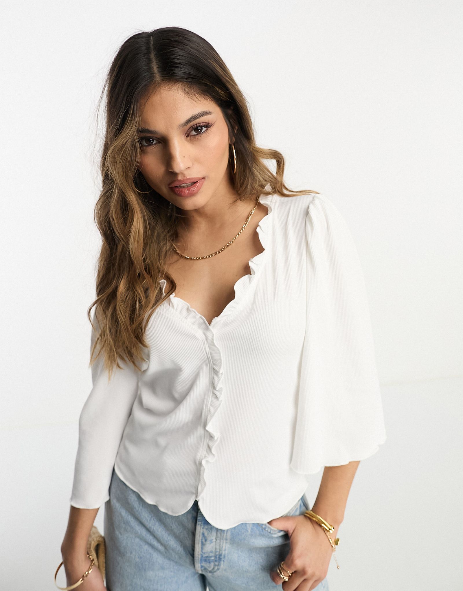 Белая футболка в рубчик с рукавами-колокольчиками Vila 5990₽