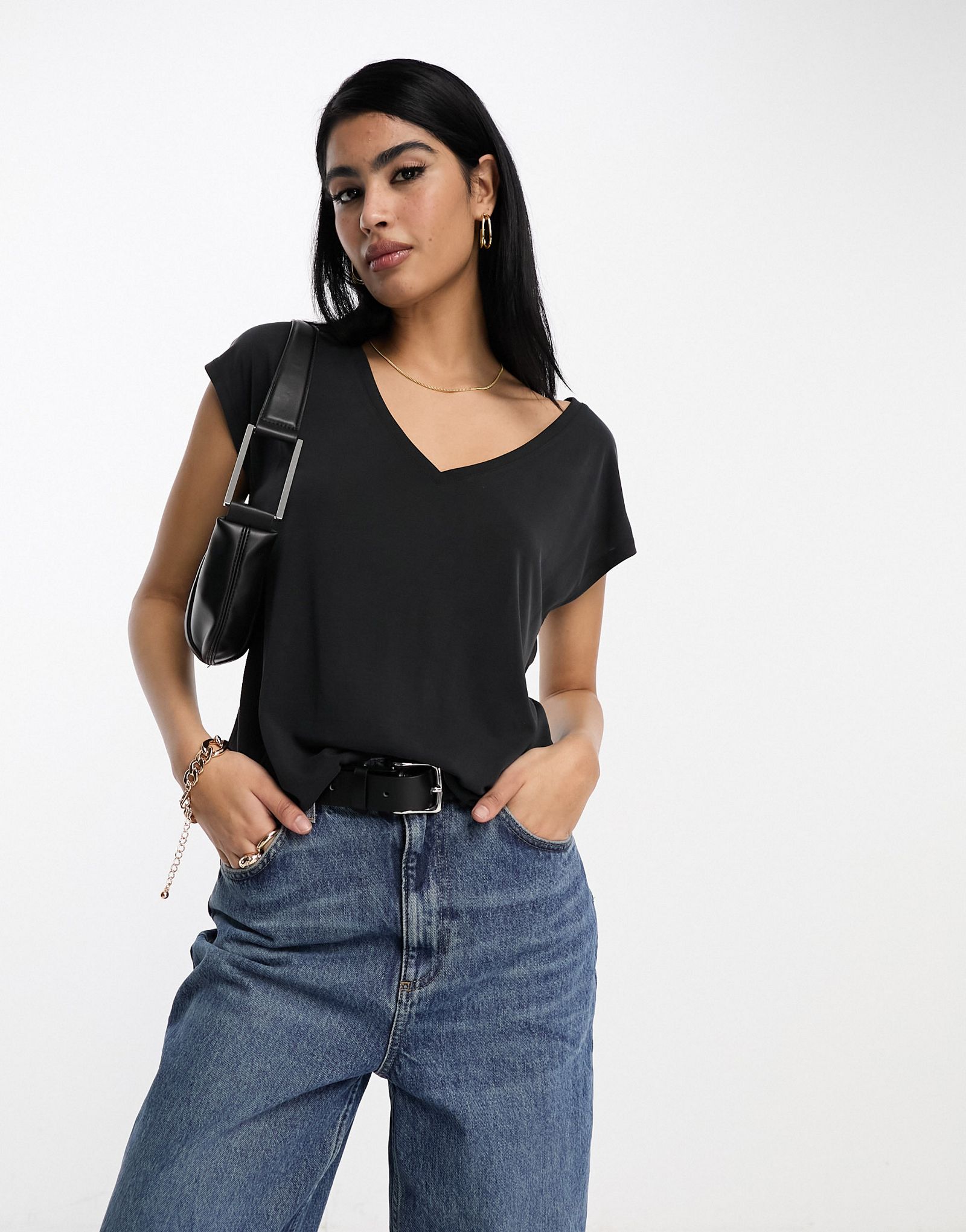 Черная облегающая футболка с v-образным вырезом Vila 5690₽