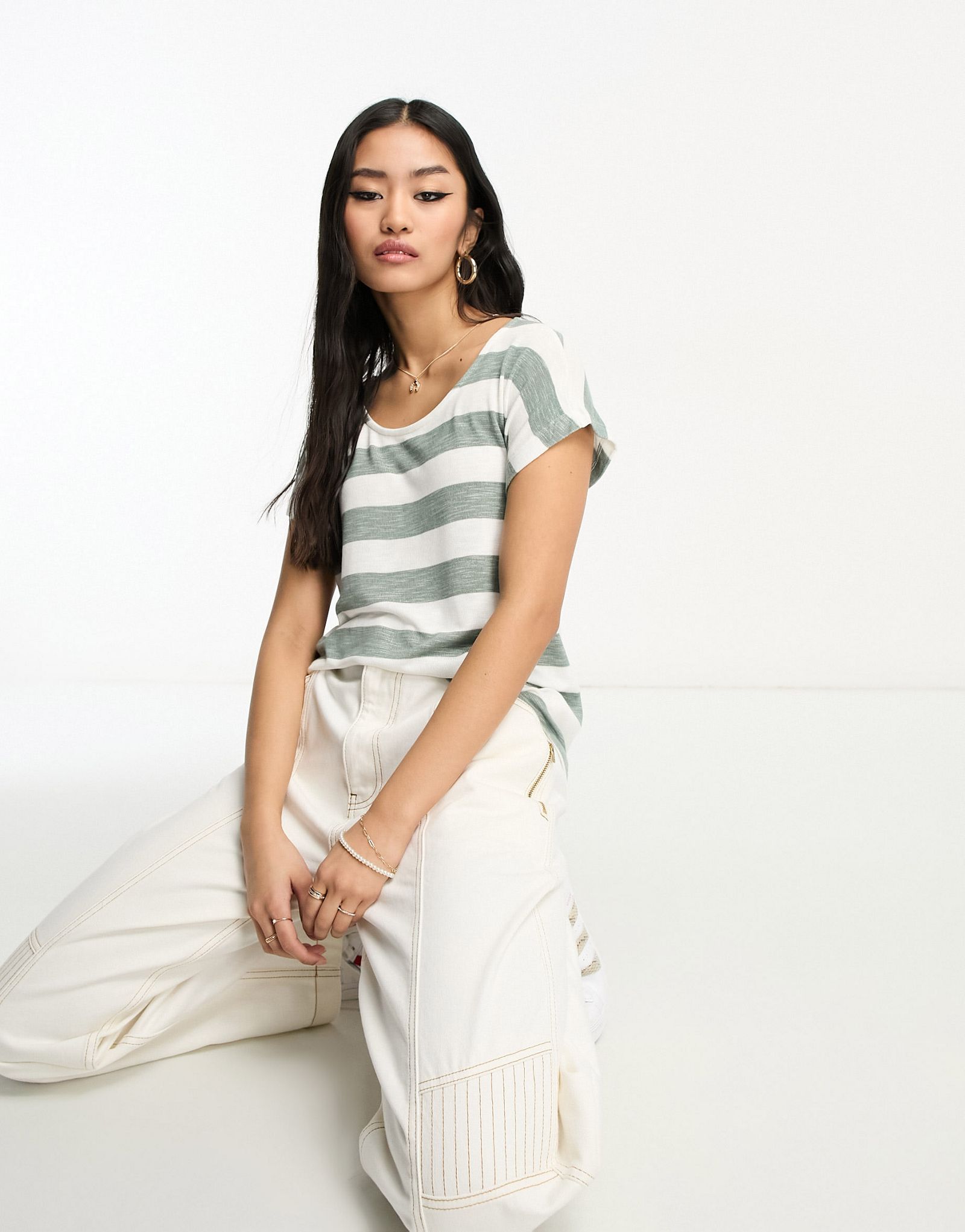 Бело-хаки-футболка в полоску оверсайз Vero Moda 4490₽