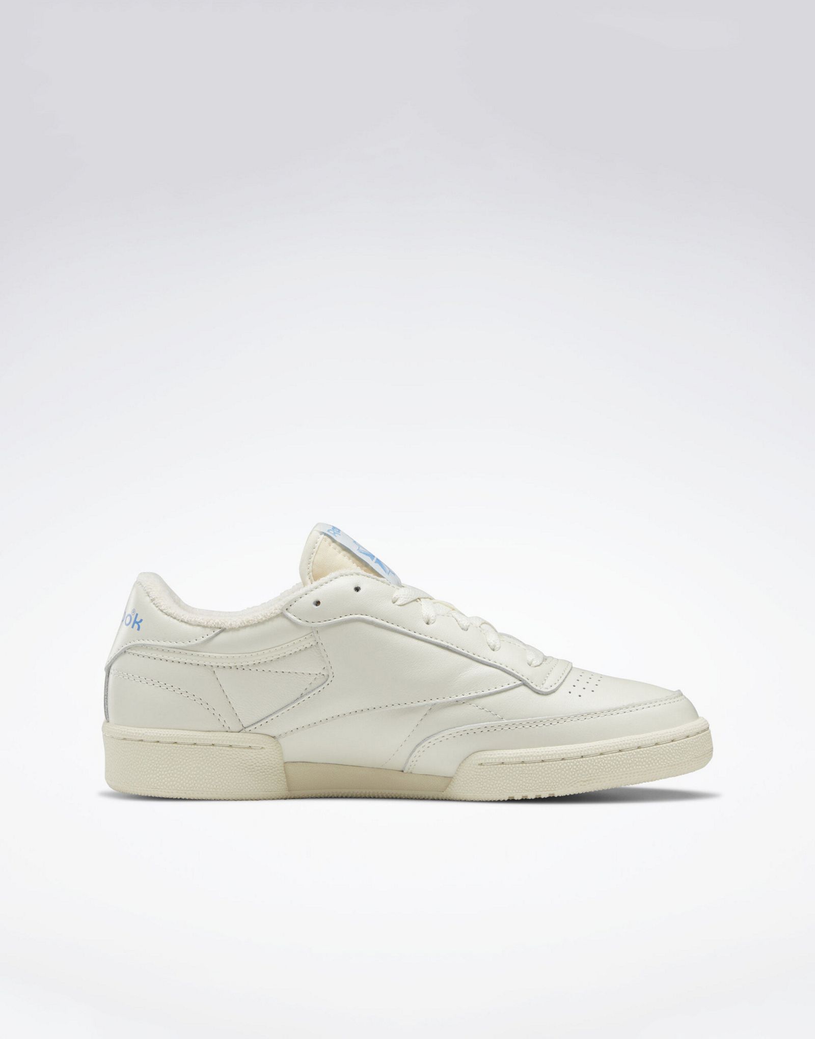 Меловые кроссовки унисекс Reebok Club C 85 Vintage с синими деталями 11890₽