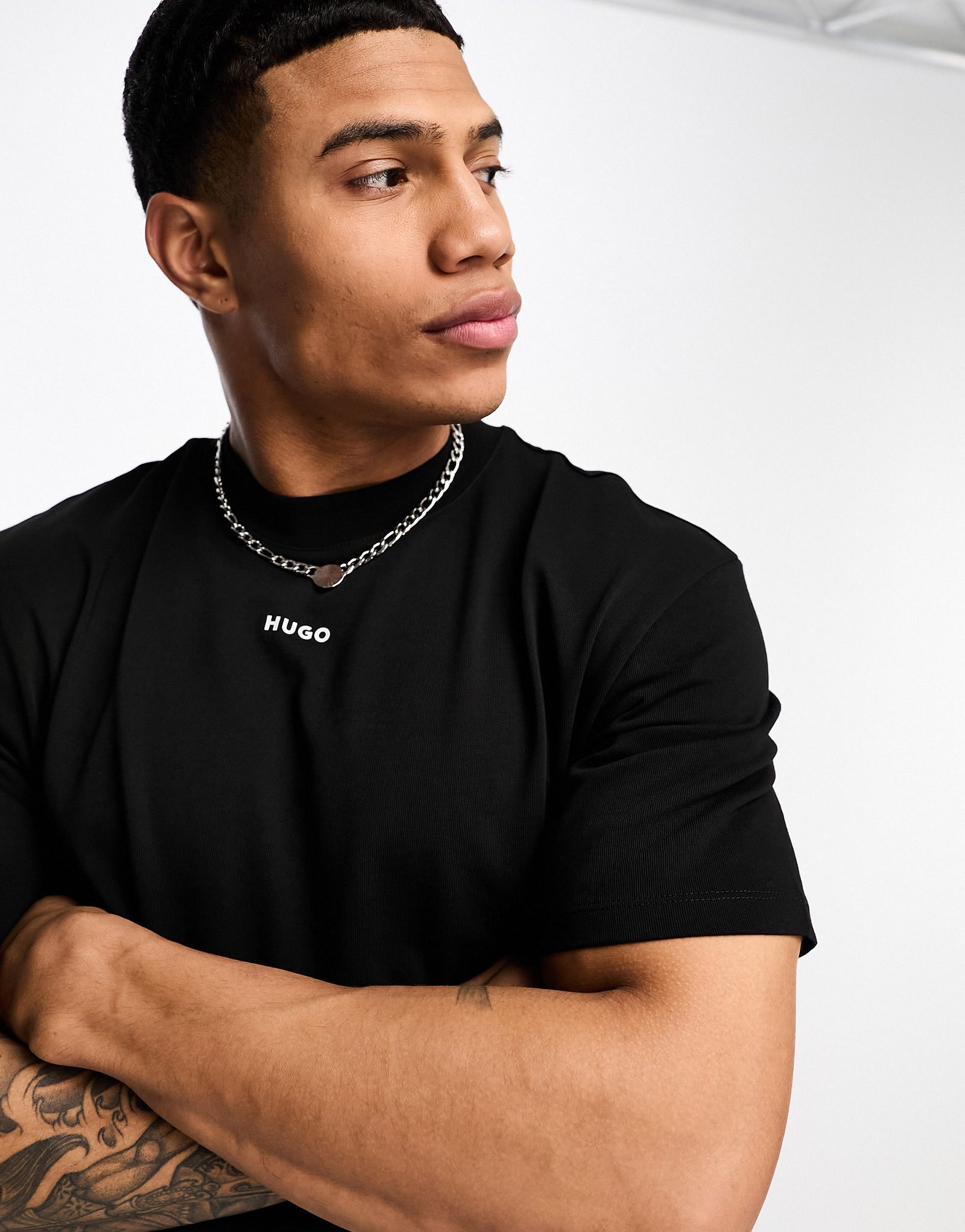 Черная футболка бойфренда HUGO Dapolino 5190₽