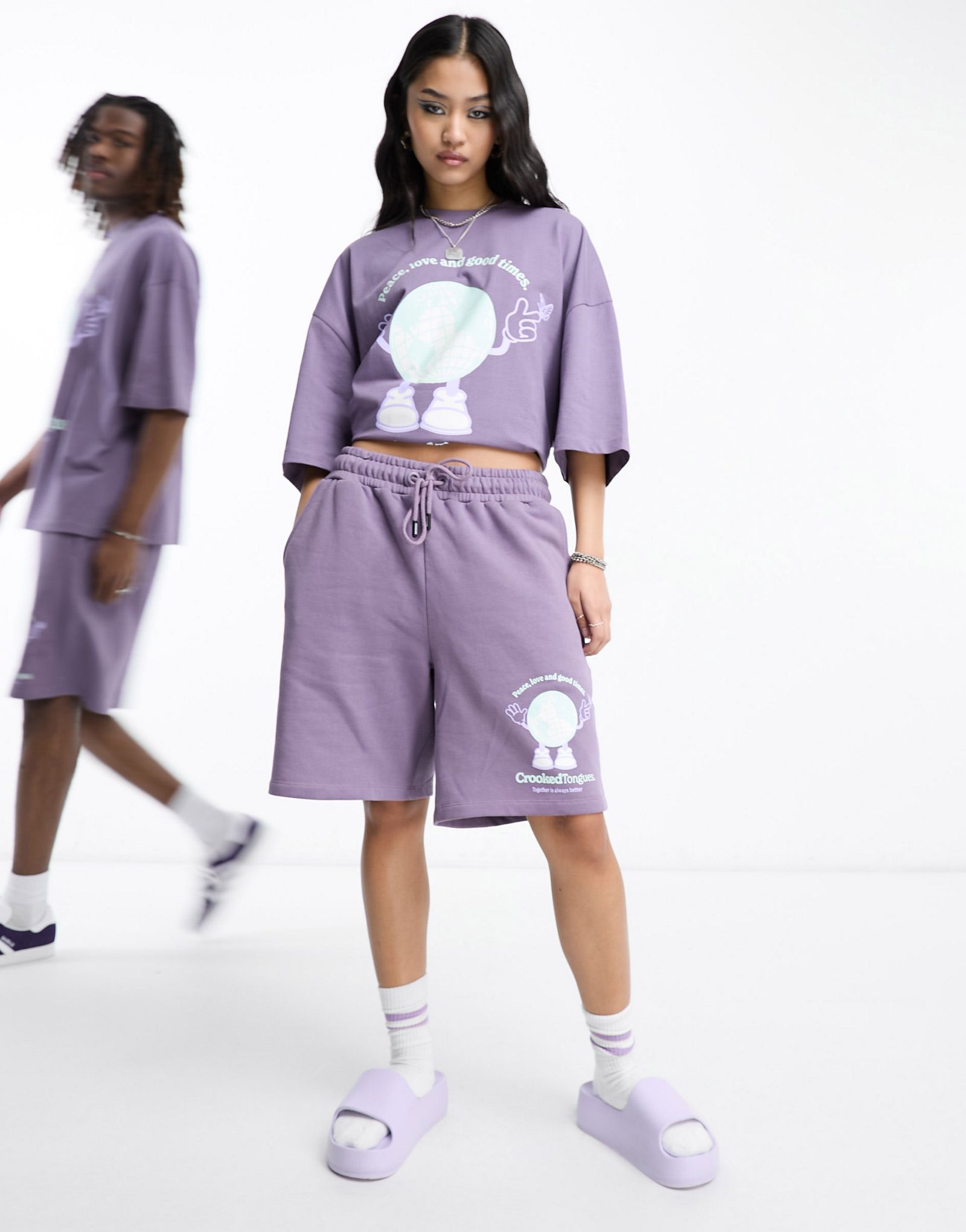 Свободные шорты унисекс Crooked Tongues темно-фиолетового цвета с принтом «Мир и любовь» — часть комплекта.