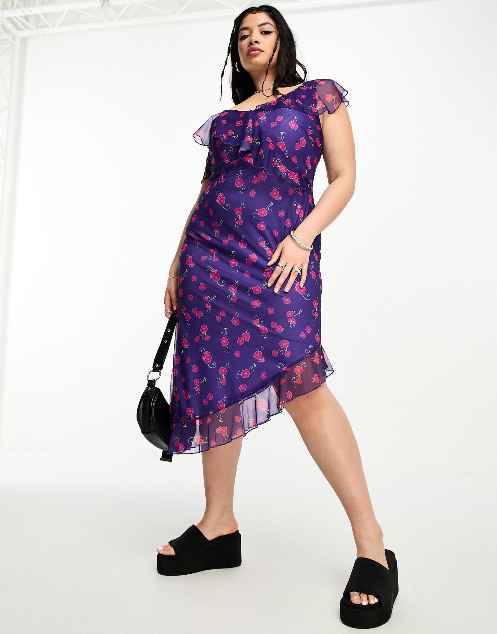 Платье миди с открытыми плечами и рюшами Heartbreak Plus синего цветочного принта