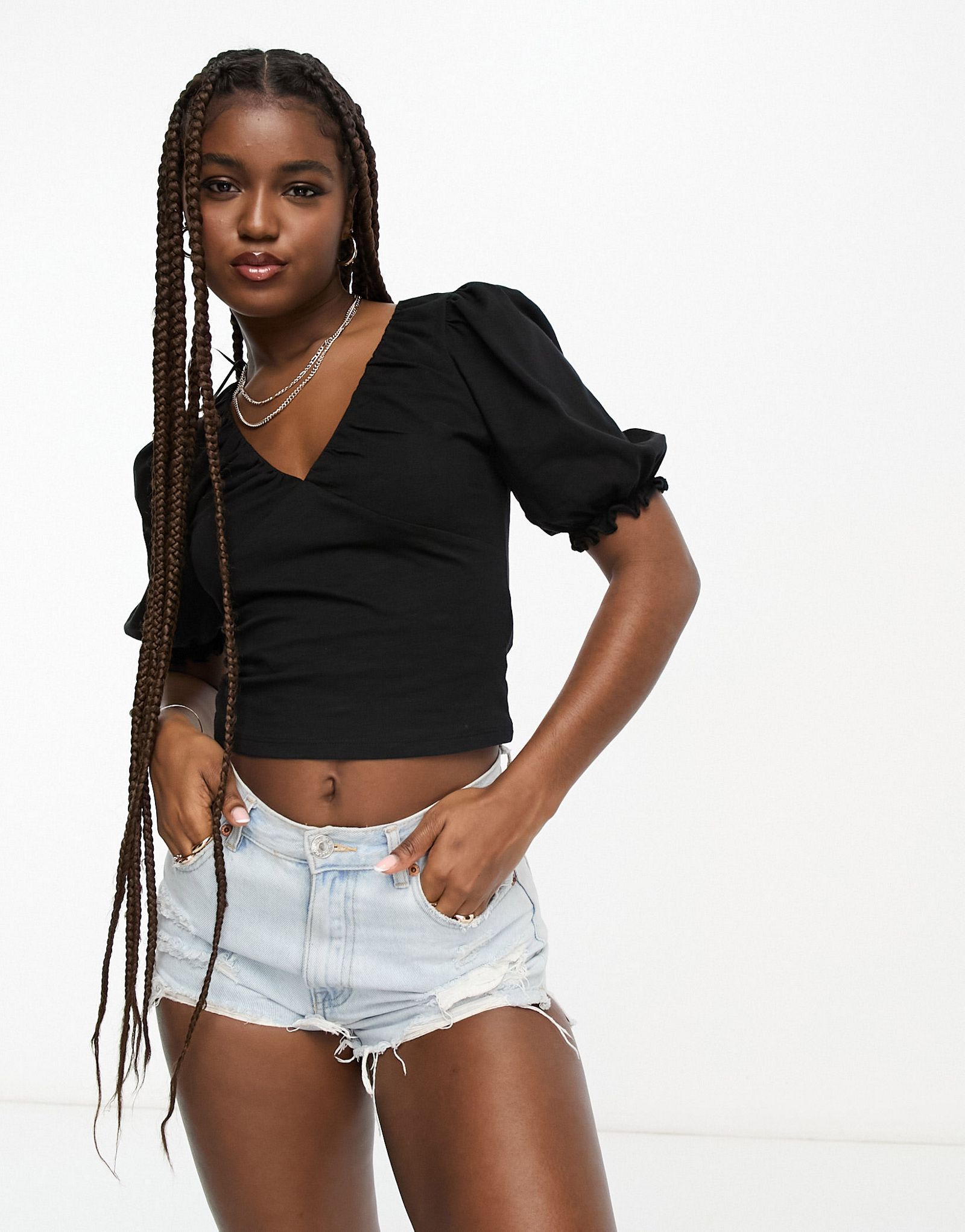 Черный топ с пышными рукавами и глубоким v-образным вырезом Monki