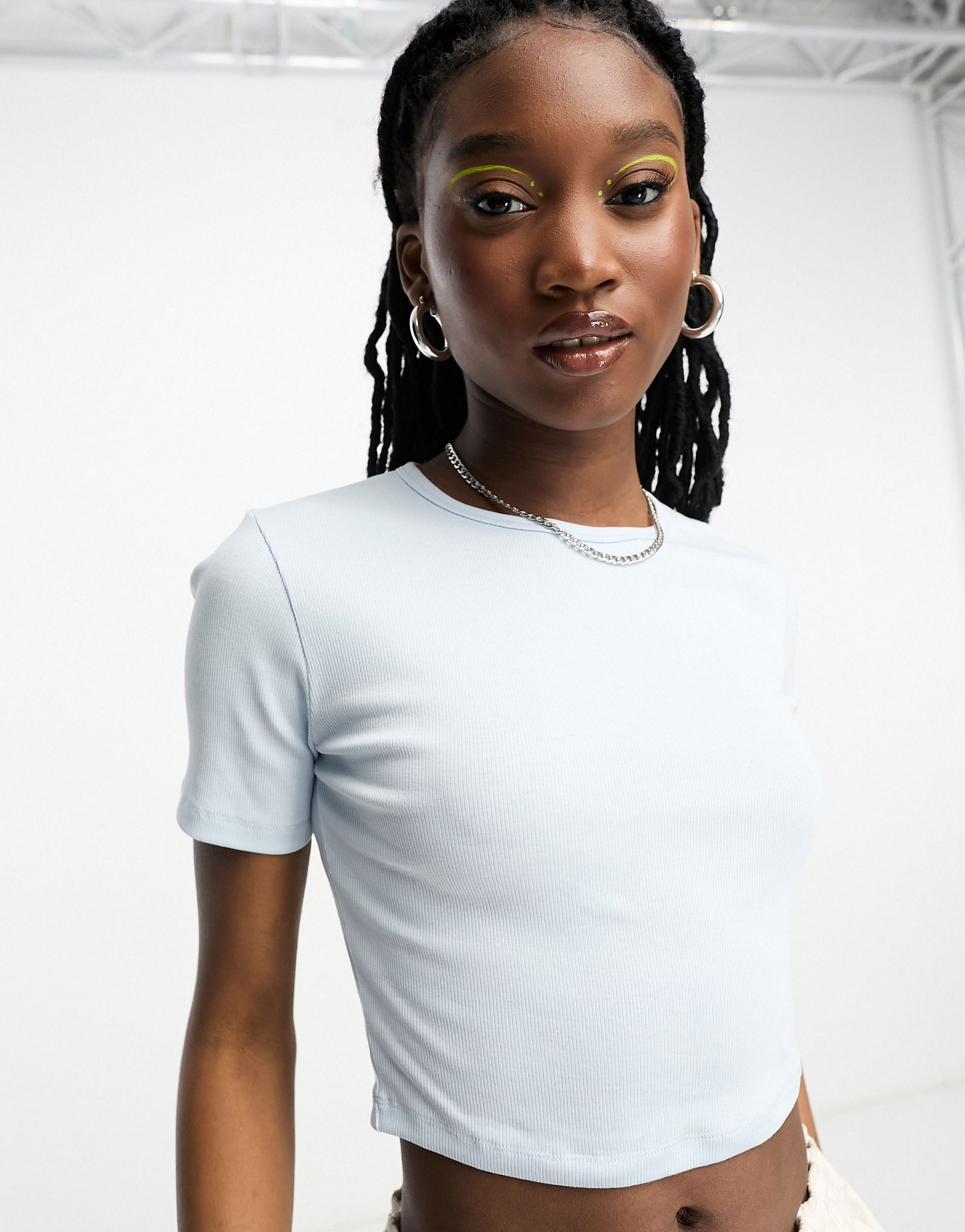 Укороченная футболка Weekday бледно-голубого цвета 2890₽