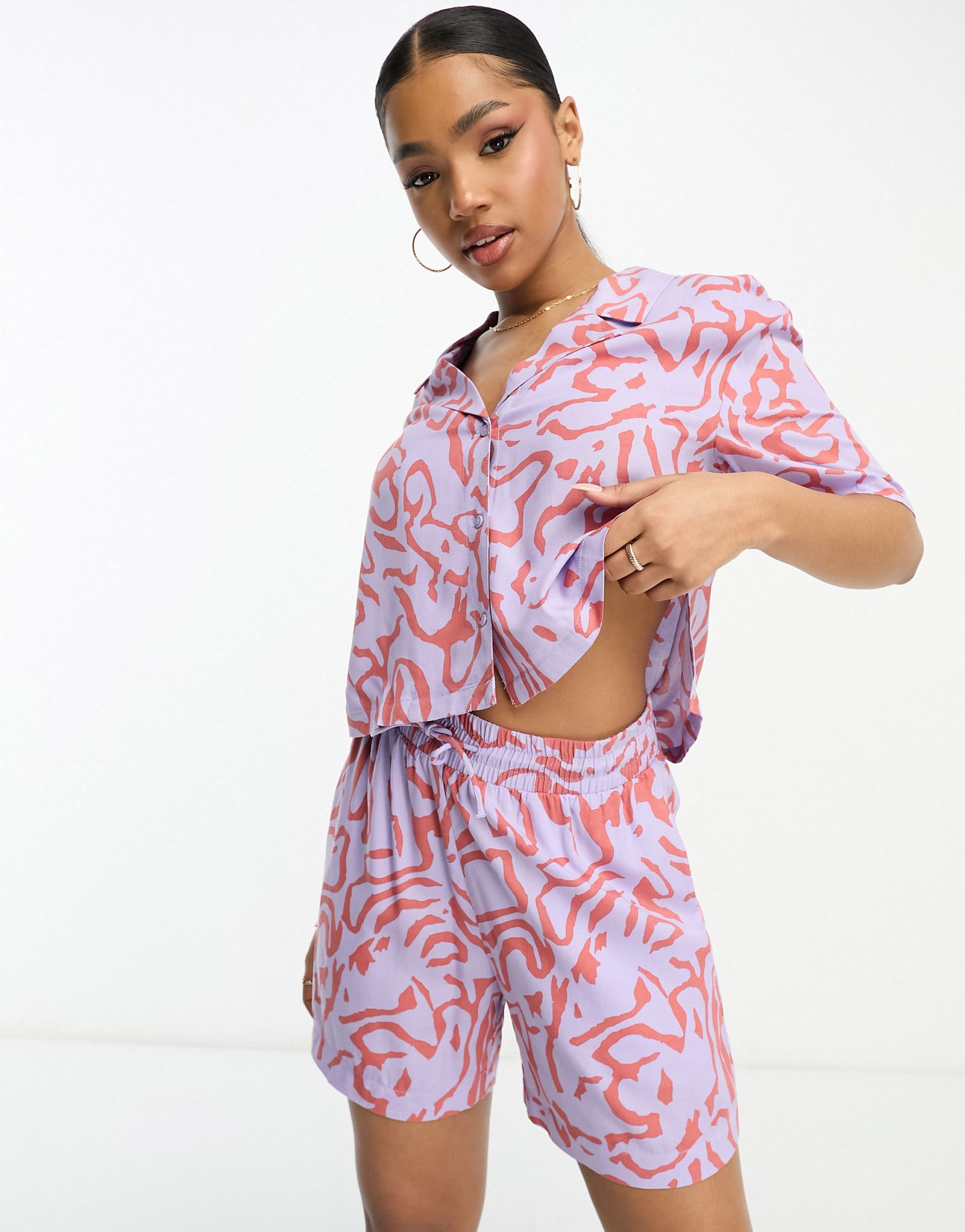 Фиолетовые шорты на кулиске Monki с каракулями — часть комплекта