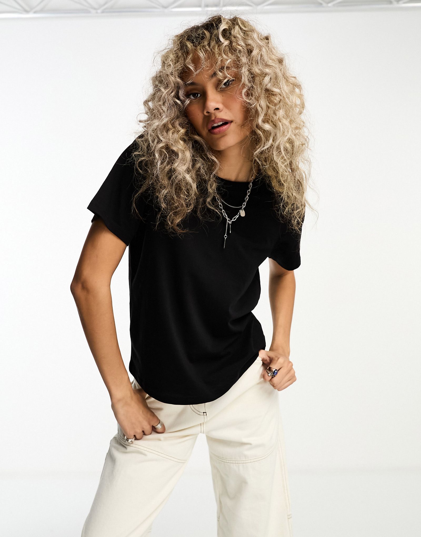 Черная стандартная футболка Weekday Essence 3490₽