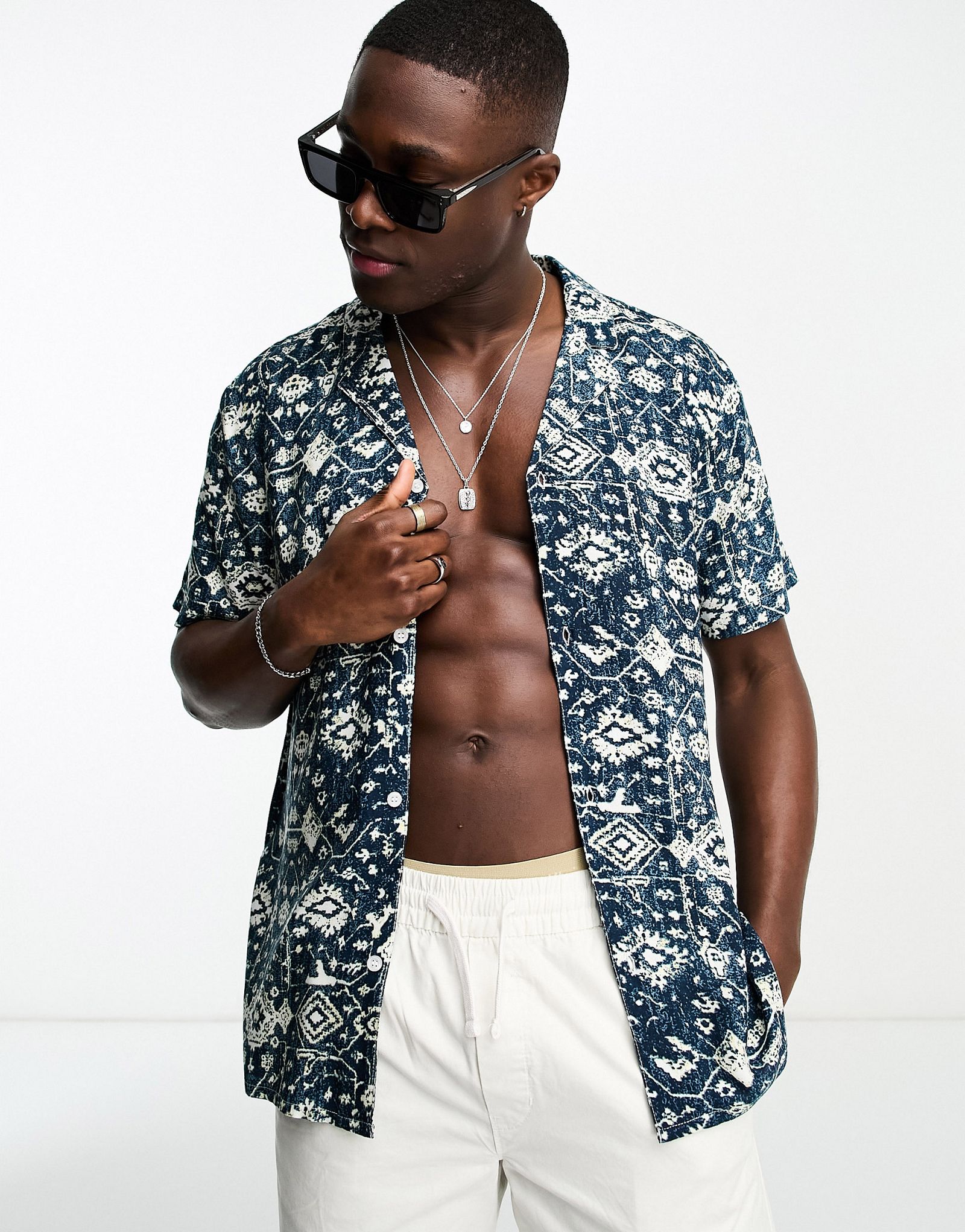 Синяя рубашка с ретро-принтом New Look