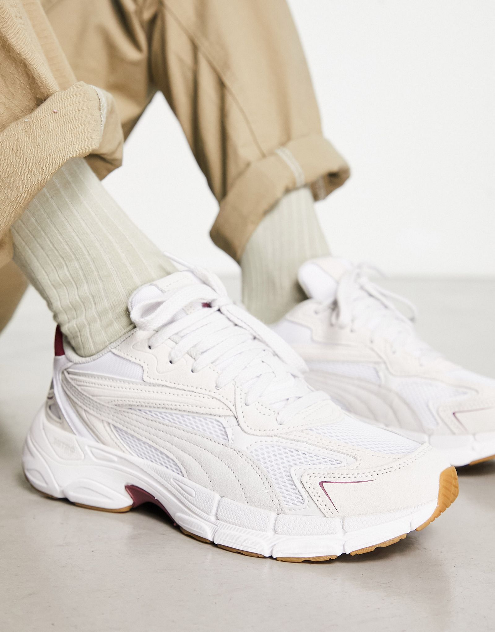 Белые кроссовки Puma Teveris Nitro с красной отделкой 4390₽