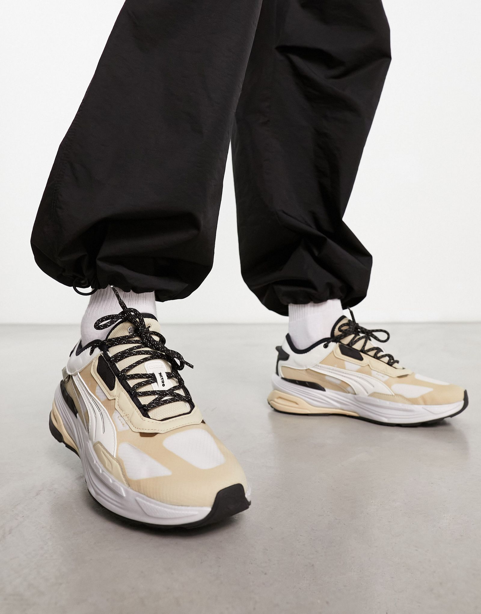 Бежевые кроссовки Puma Extent Nitro Concrete Jungle с черной отделкой 14090₽
