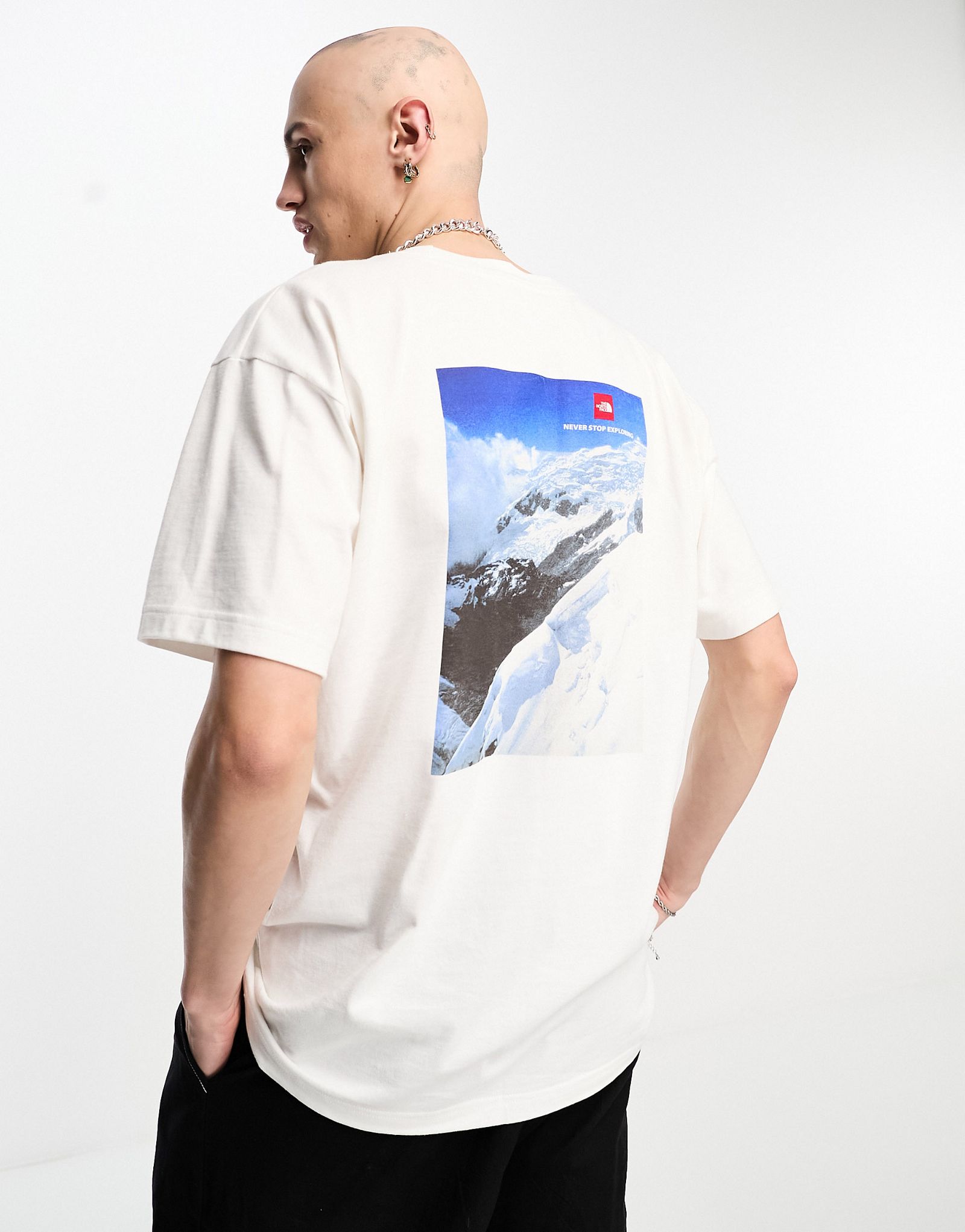 Белая футболка The North Face Heavyweight 4090₽
