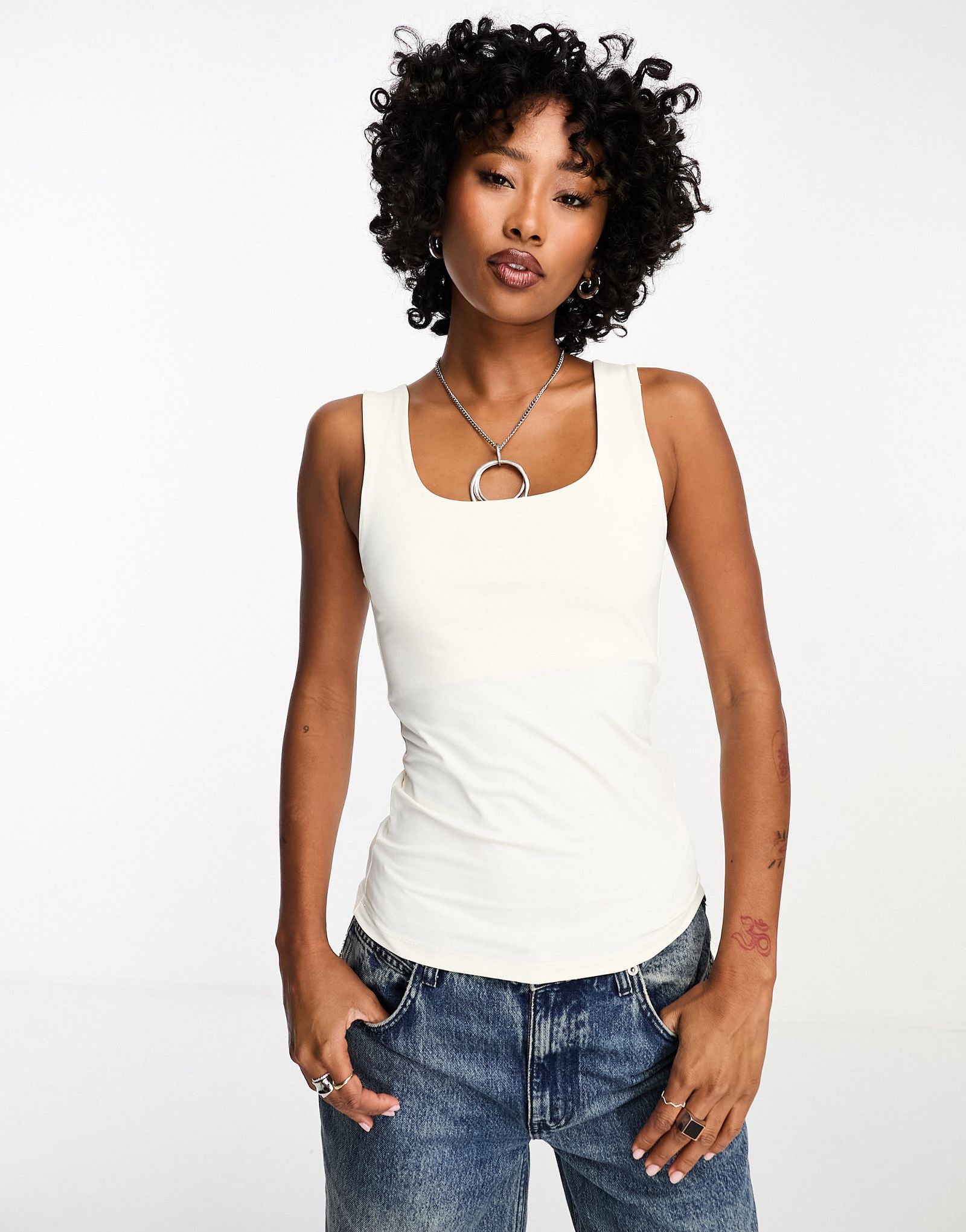 Только двусторонняя бесшовная майка белого цвета с квадратным вырезом 6690₽