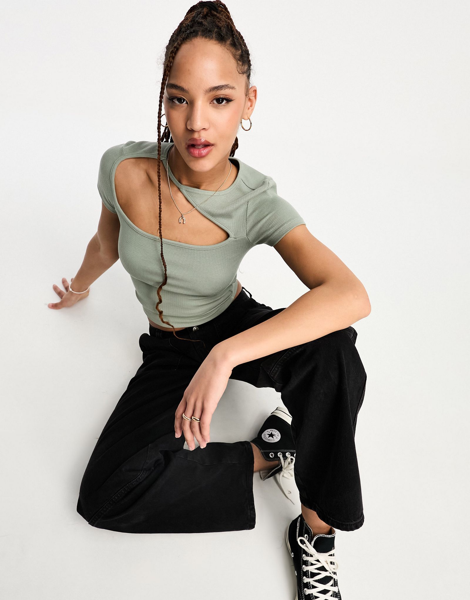 Футболка цвета хаки с вырезом Stradivarius 3890₽