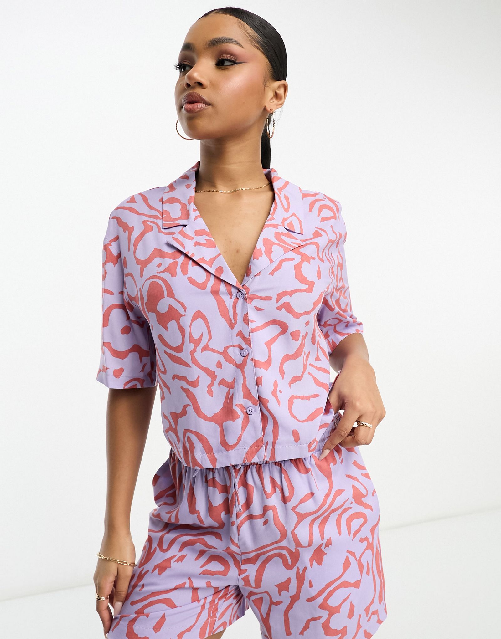 Укороченная блузка свободного кроя Monki фиолетового цвета с каракулями часть комплекта 3590₽