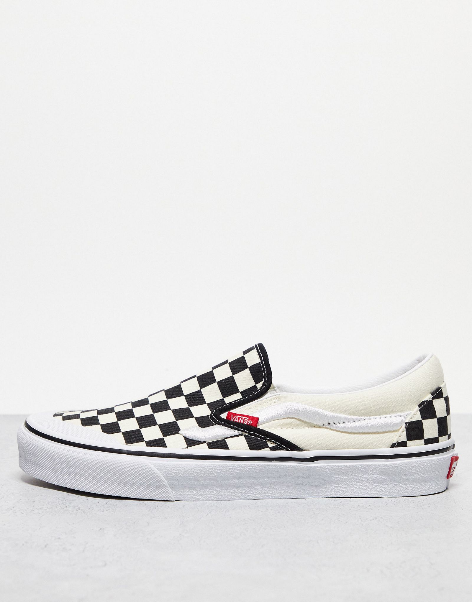 Бело-черные слипоны Vans Classic с шахматным принтом и белой полоской 13290₽
