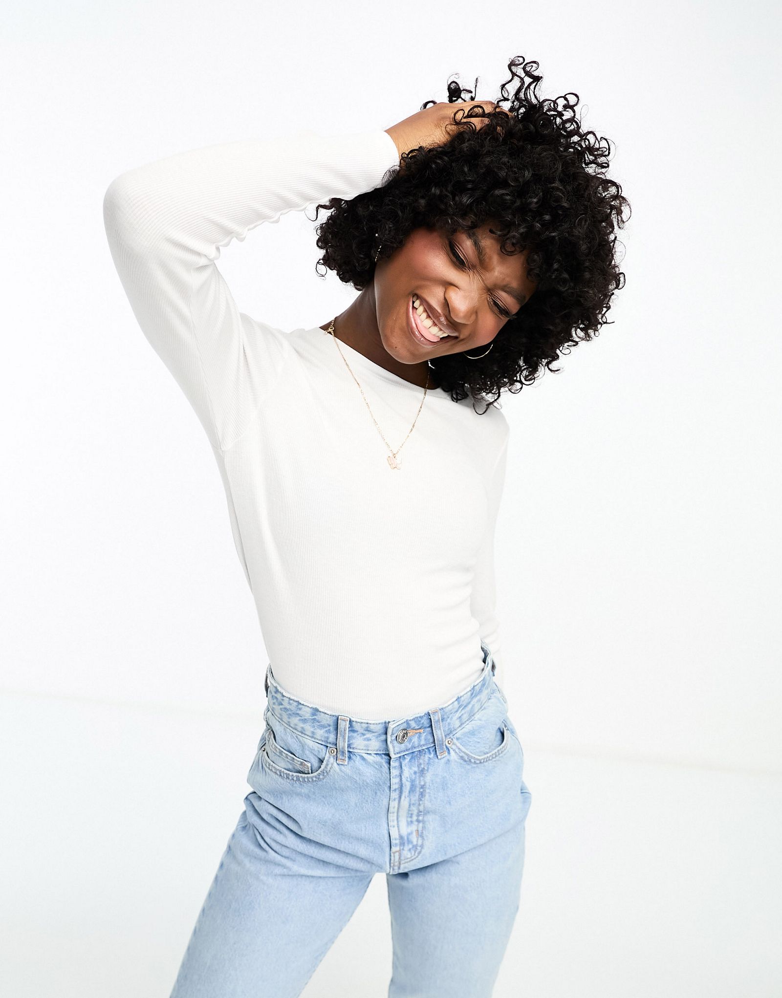 Белая футболка в рубчик с длинными рукавами Vero Moda 4890₽