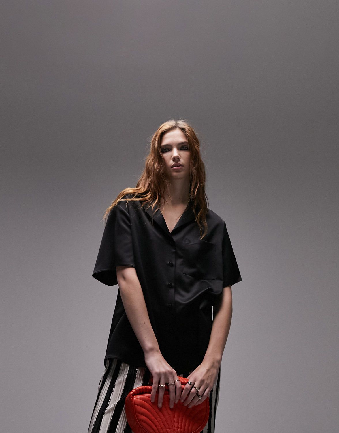 Черная атласная рубашка с короткими рукавами Topshop 4890₽