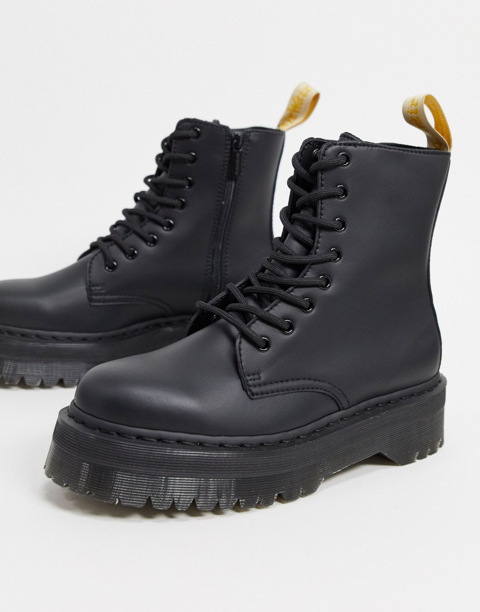 Веганские ботинки на платформе Dr Martens из нефрита черные моно 38290₽