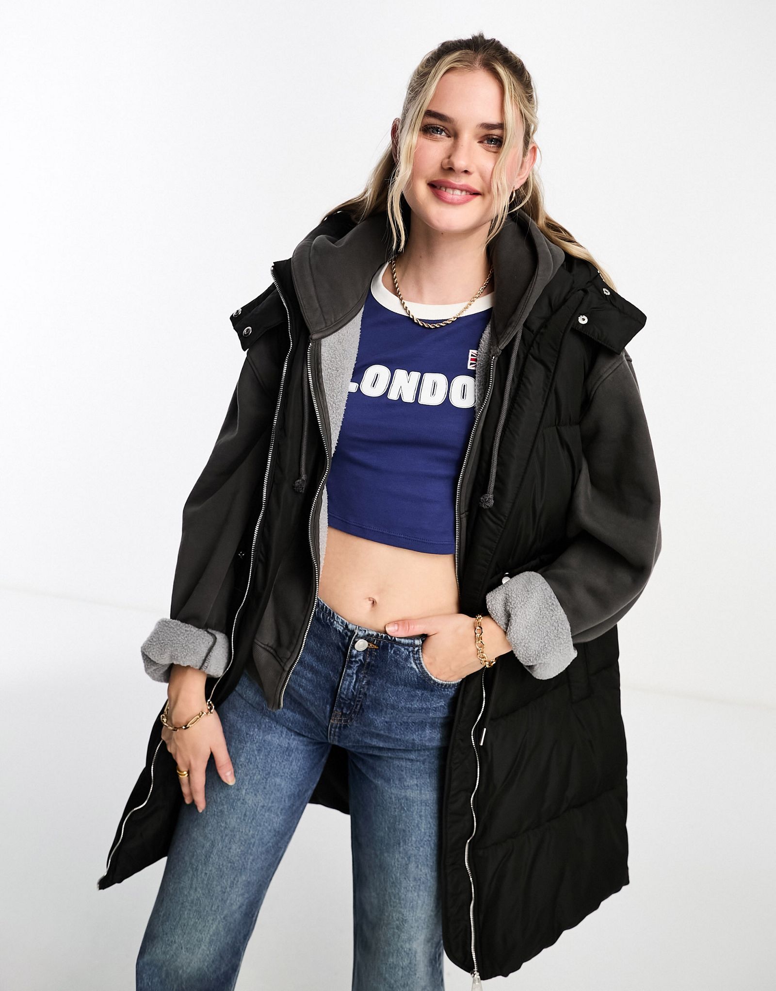 Черный удлиненный утепленный жилет с капюшоном Pull-Bear 4890₽
