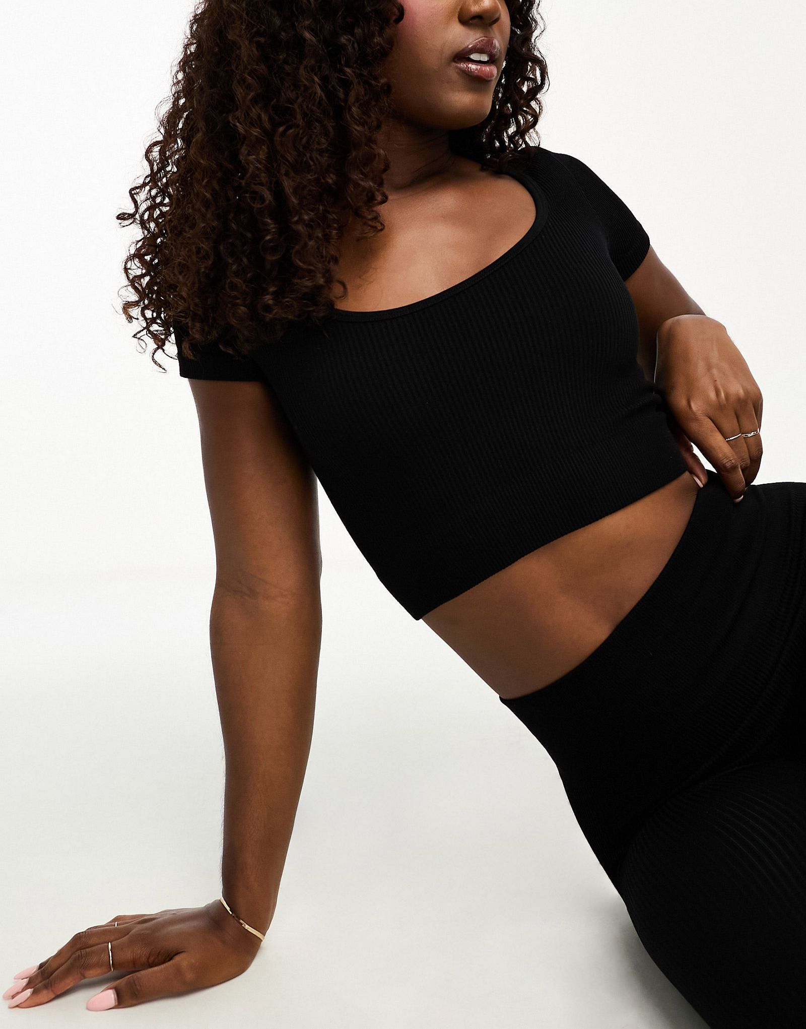 Черная бесшовная футболка в рубчик с круглым вырезом ASOS 4505 Icon