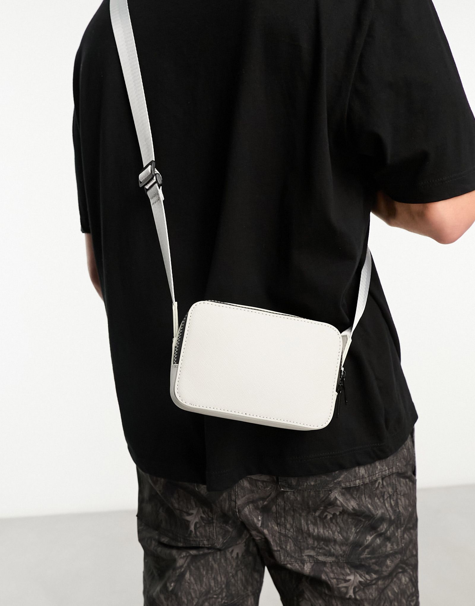 Серая сумка через плечо из искусственной кожи ASOS DESIGN 2890₽