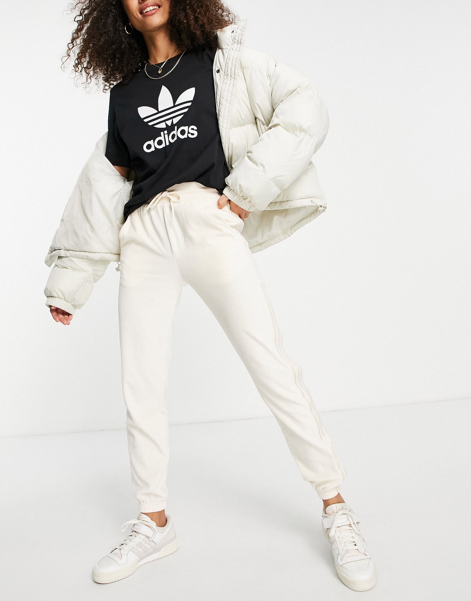 Белоснежные велюровые спортивные штаны adidas Originals Relaxed Risque