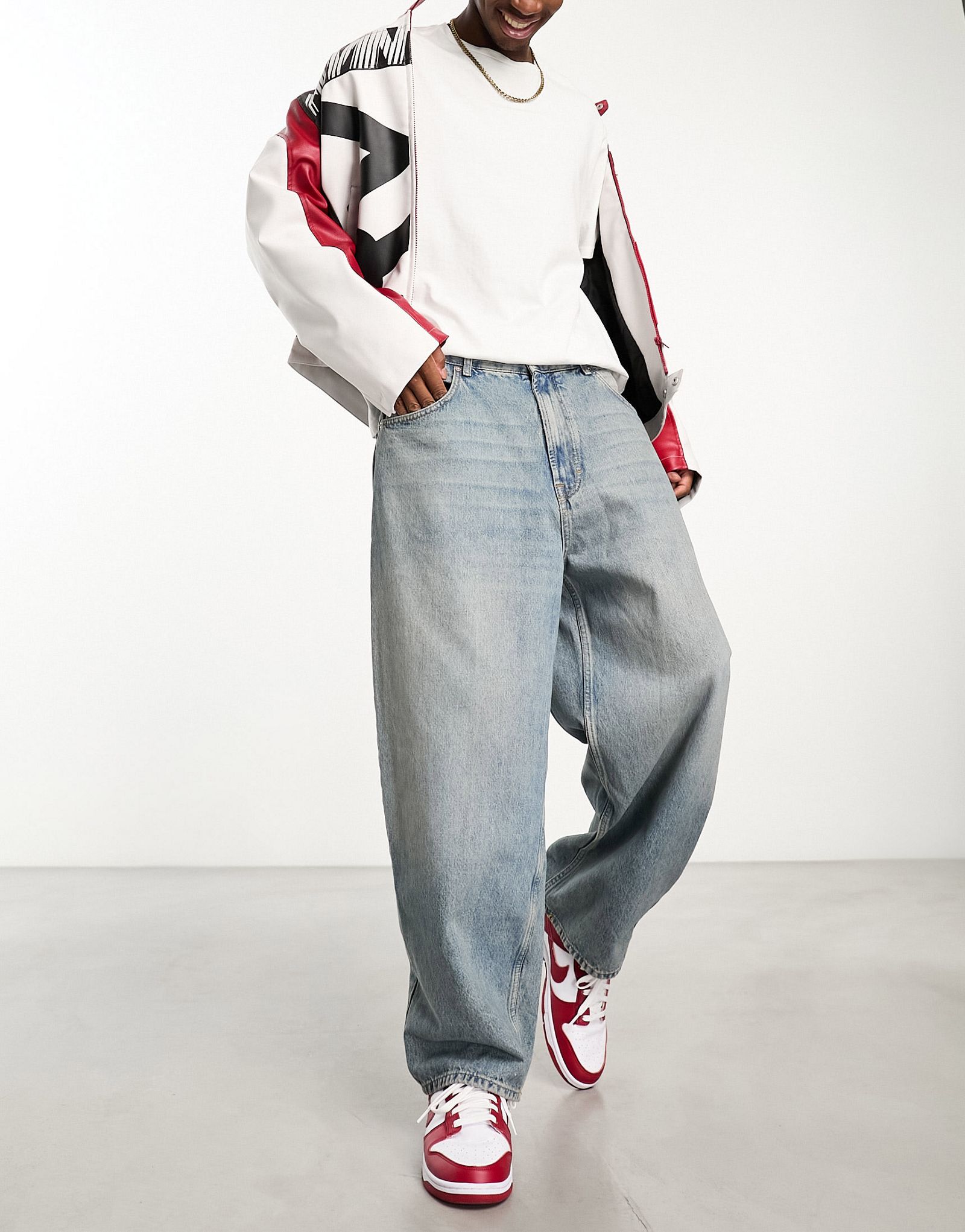 Голубые джинсы с фигурным кроем Pull-Bear 8490₽