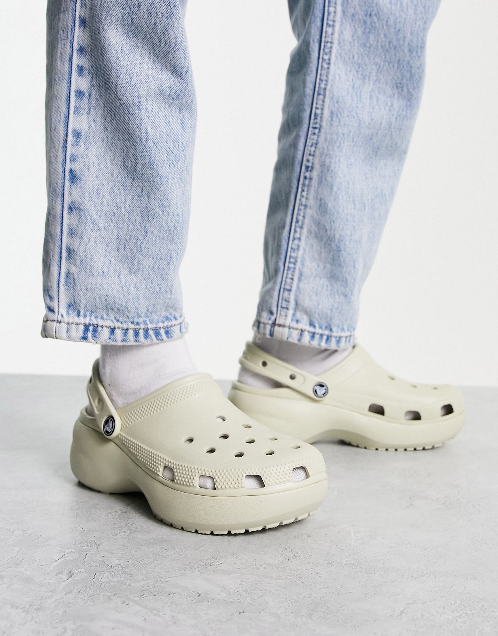 Классические сабо на платформе Crocs из кости 12290₽