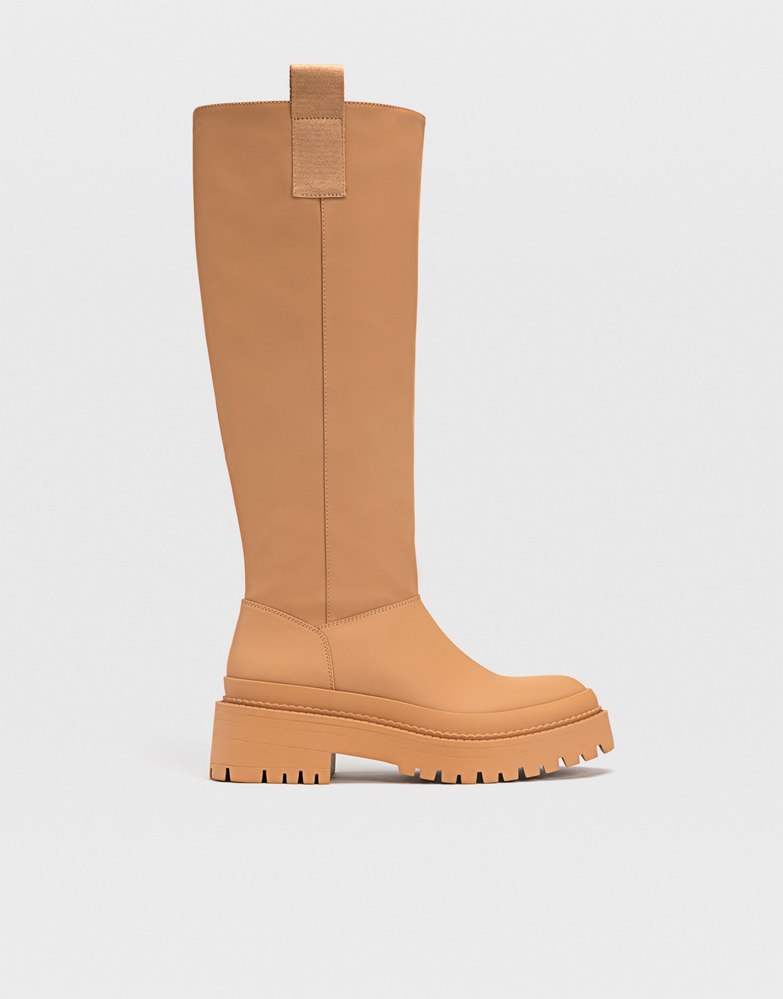 Коричневые высокие ботинки на массивной подошве и хлястике сбоку Stradivarius 10090₽