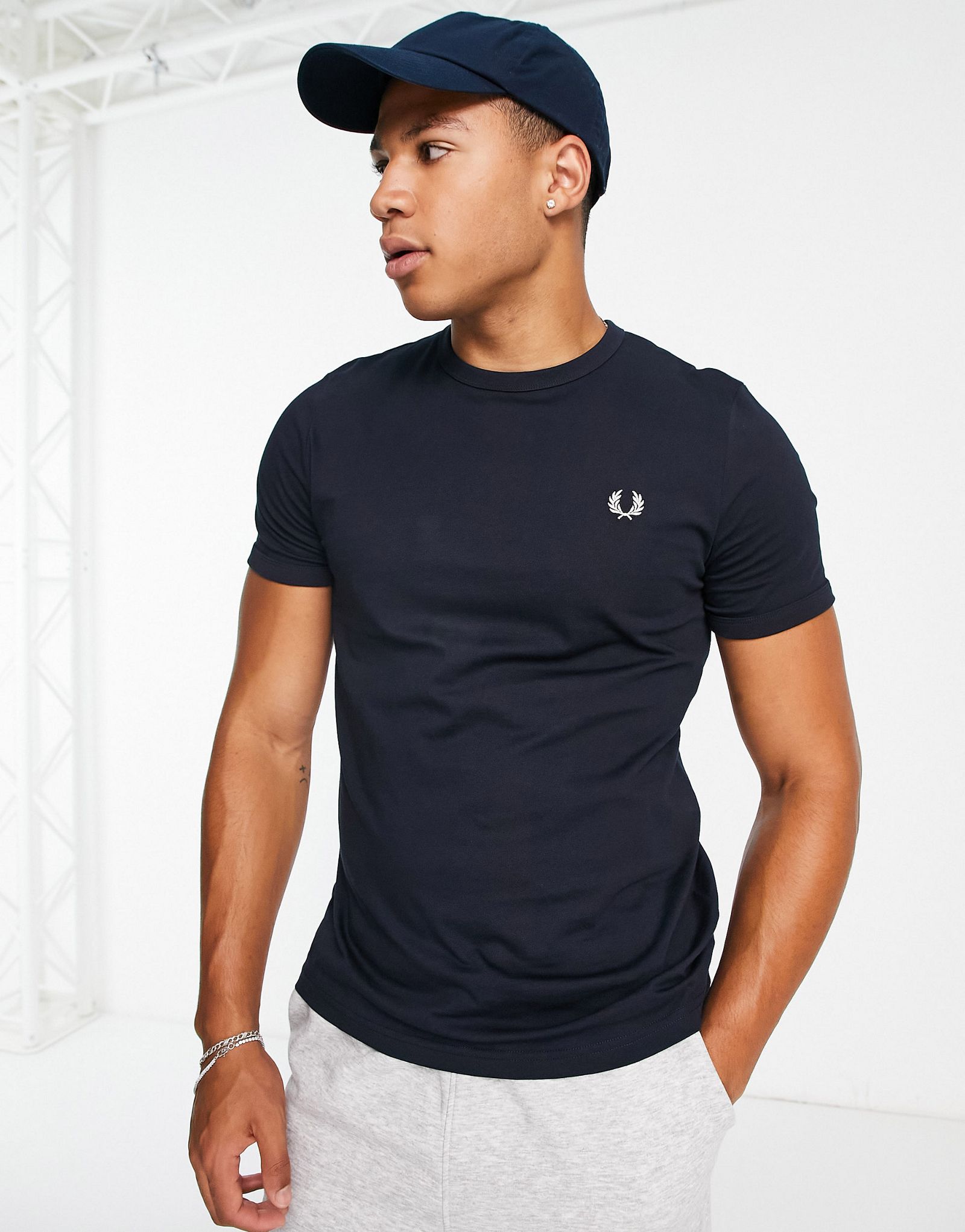 Темно-синяя футболка с надписью Fred Perry 14490₽