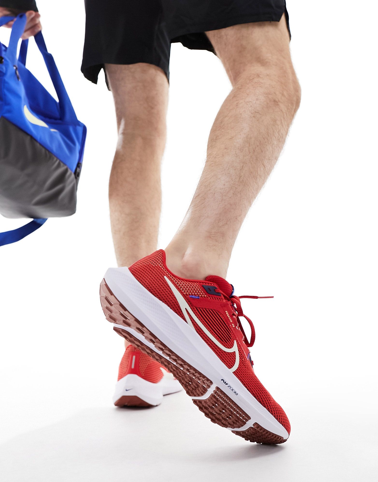 Красно-белые кроссовки Nike Pegasus 40 16990₽